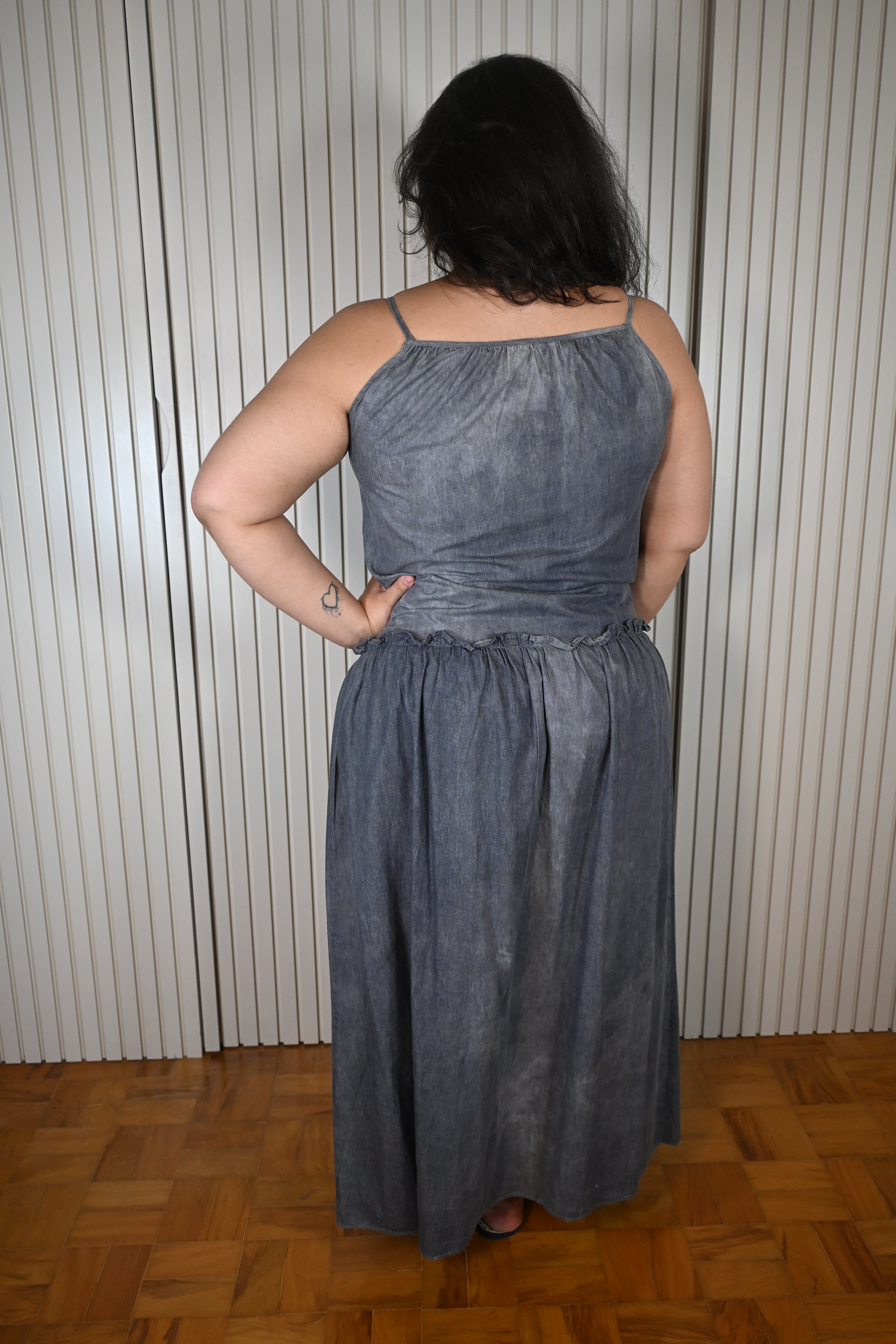 Vestido Longo Cinza Com Pom Pom