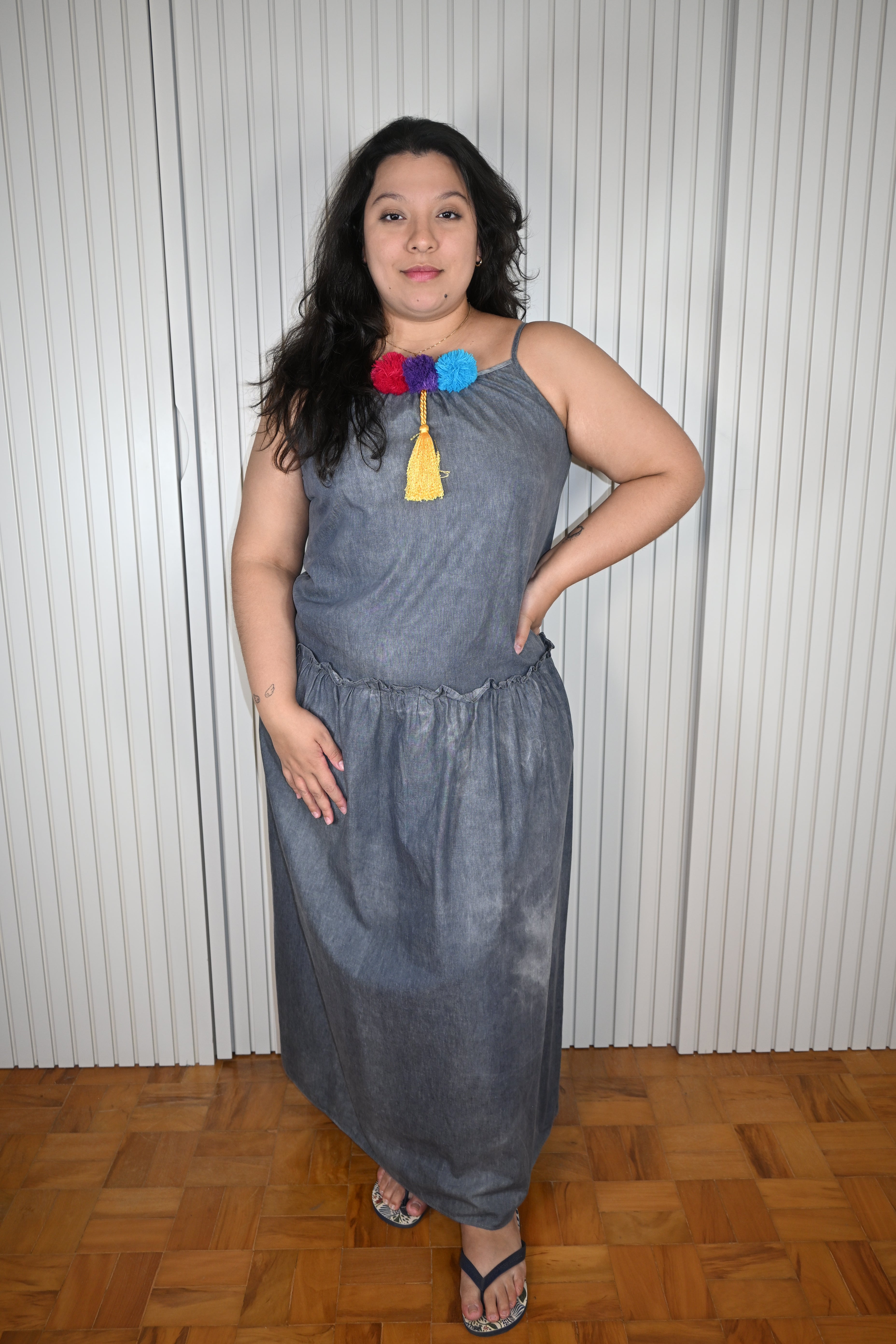 Vestido Longo Cinza Com Pom Pom