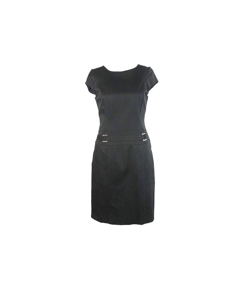 Vestido Curto Preto com Detalhe de Corrente