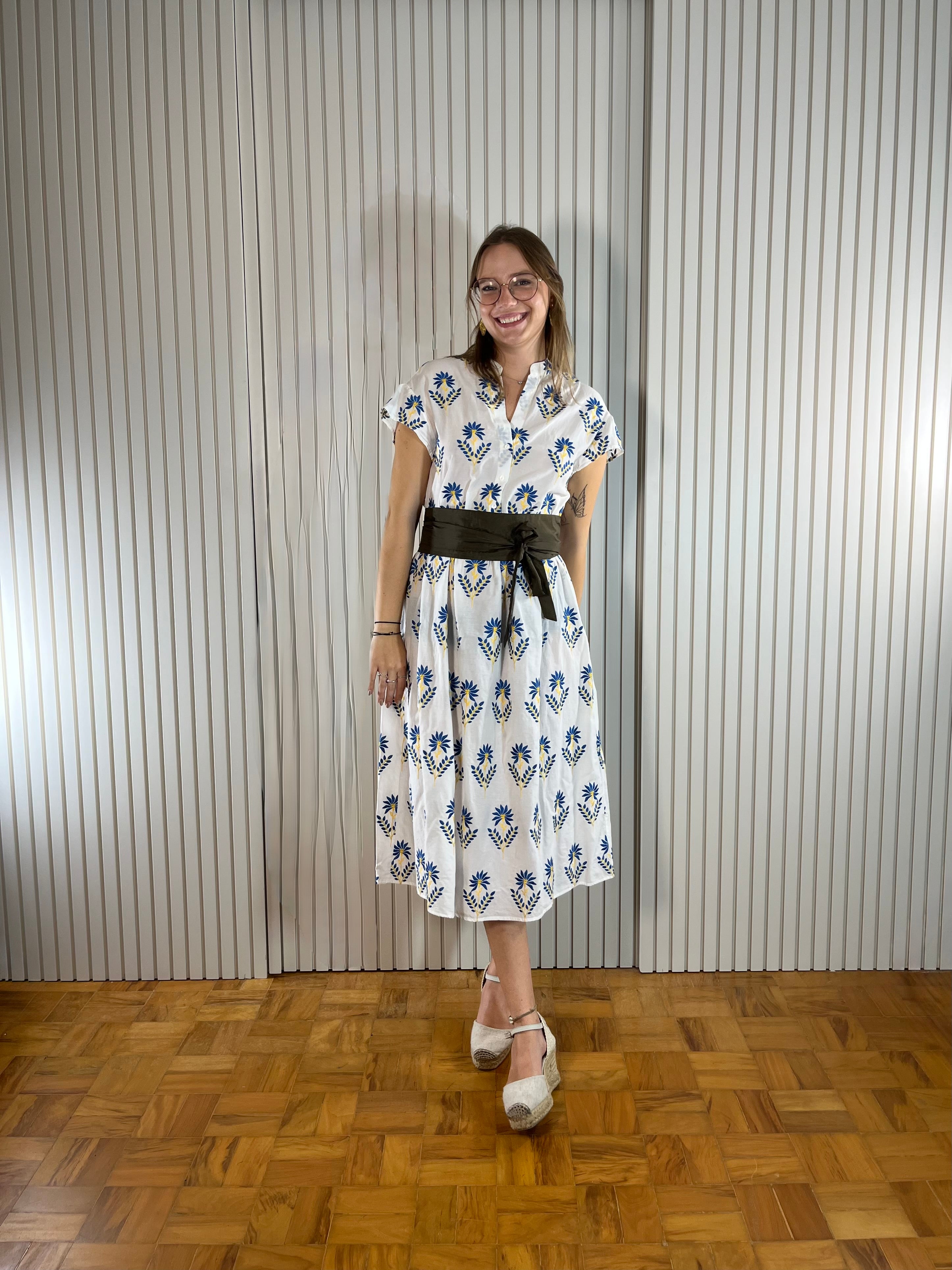Vestido midi branco com flores azuis