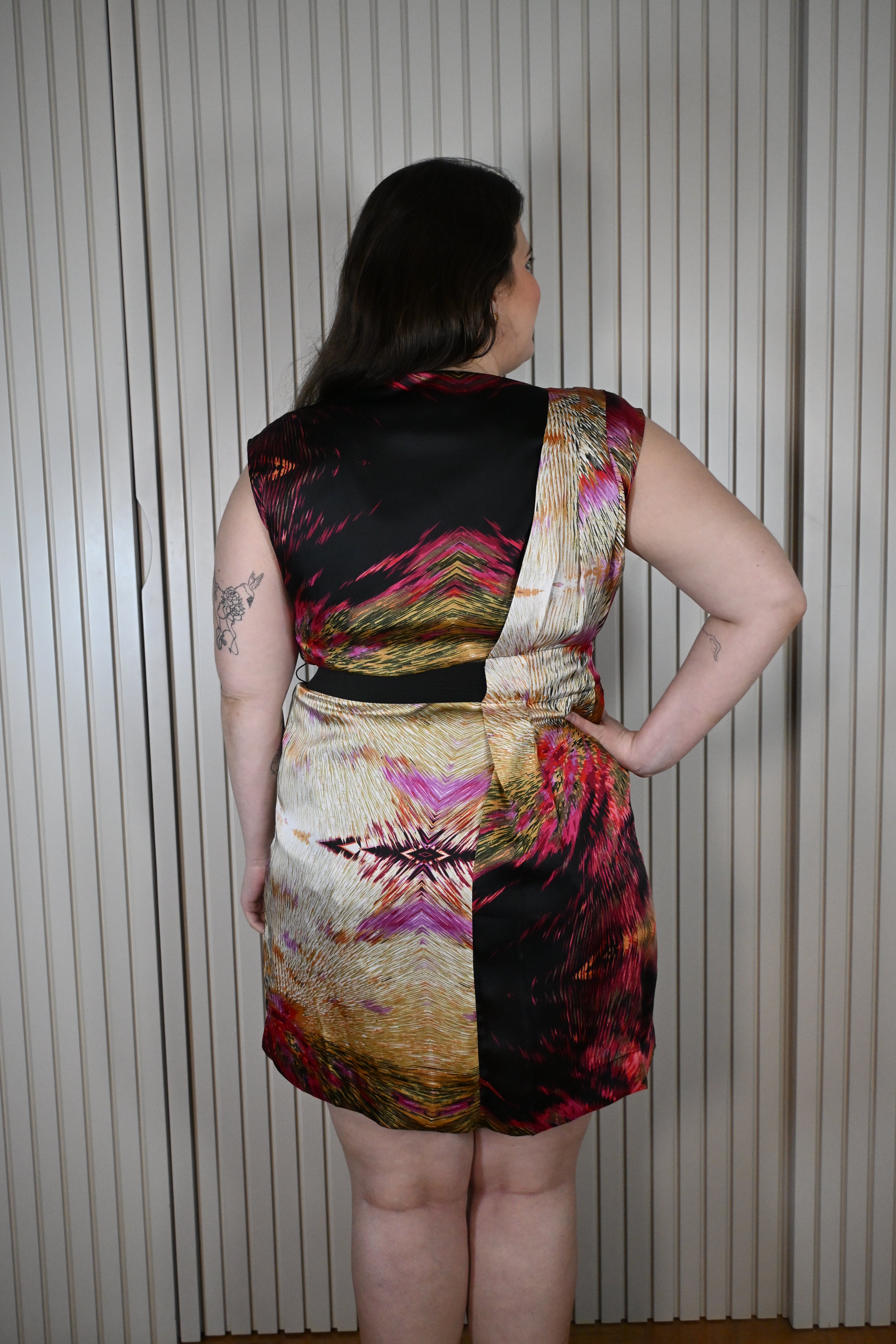 Vestido Curto Colorido com Faixa Preta