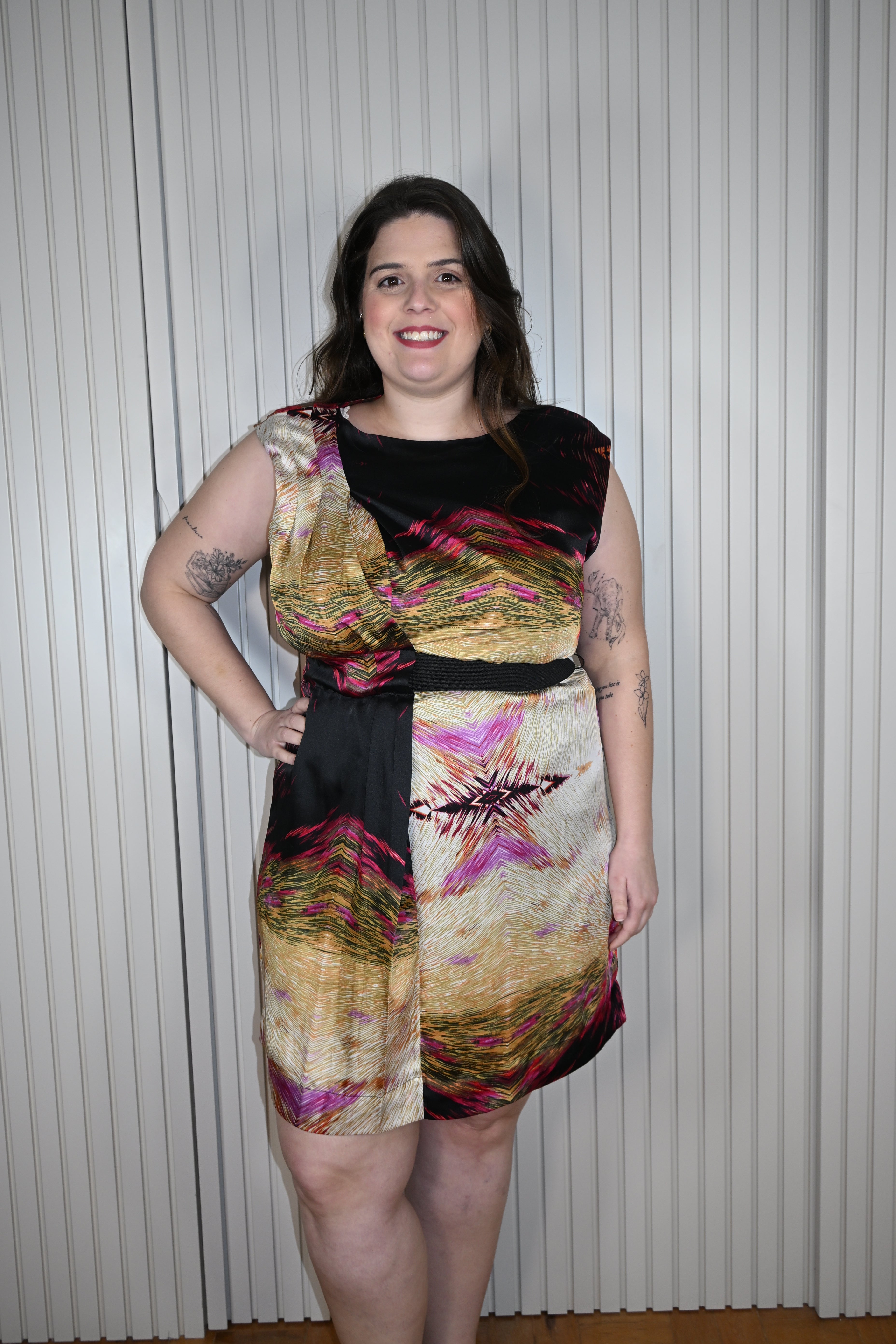 Vestido Curto Colorido com Faixa Preta