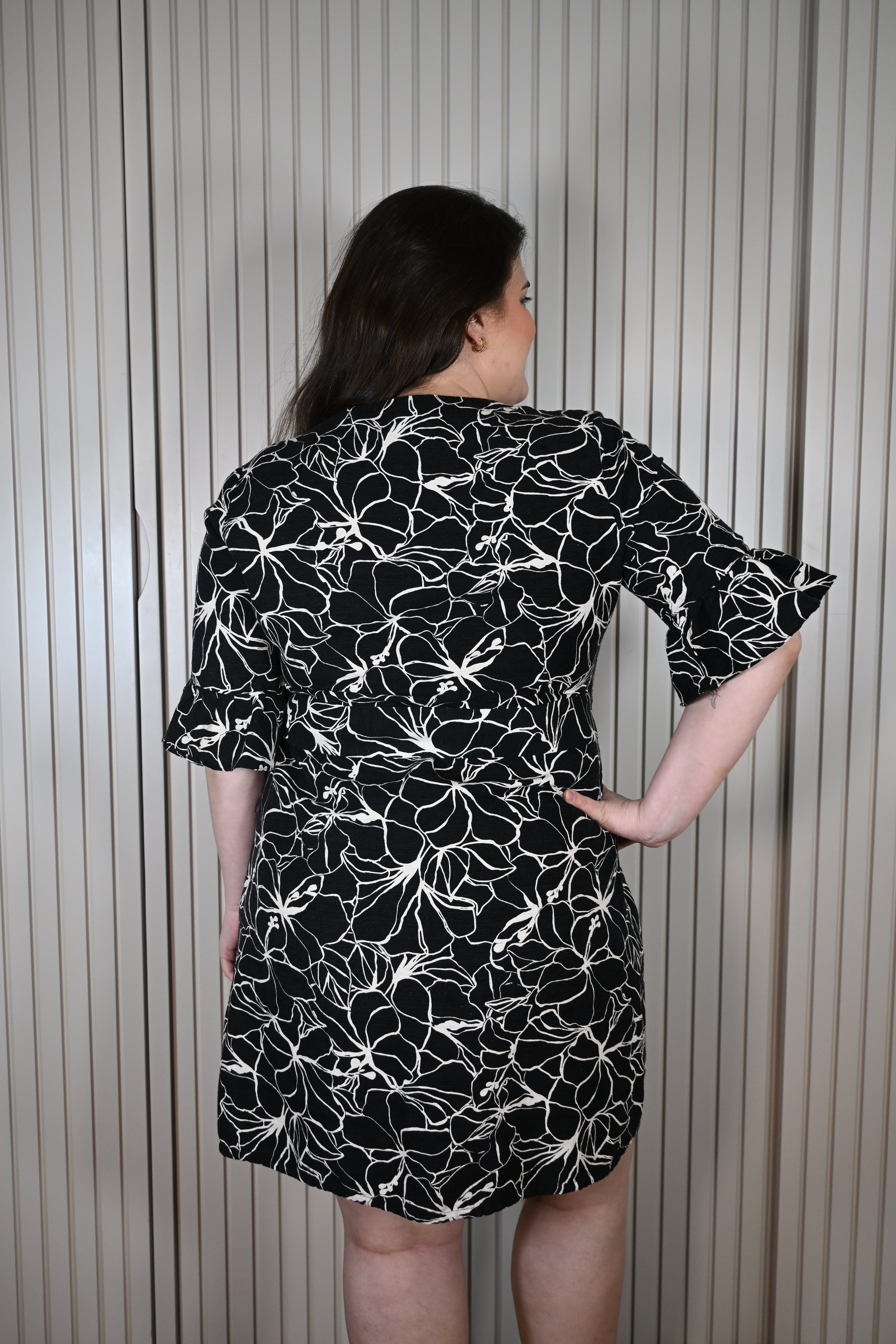 Vestido Curto Preto com Estampa Branca