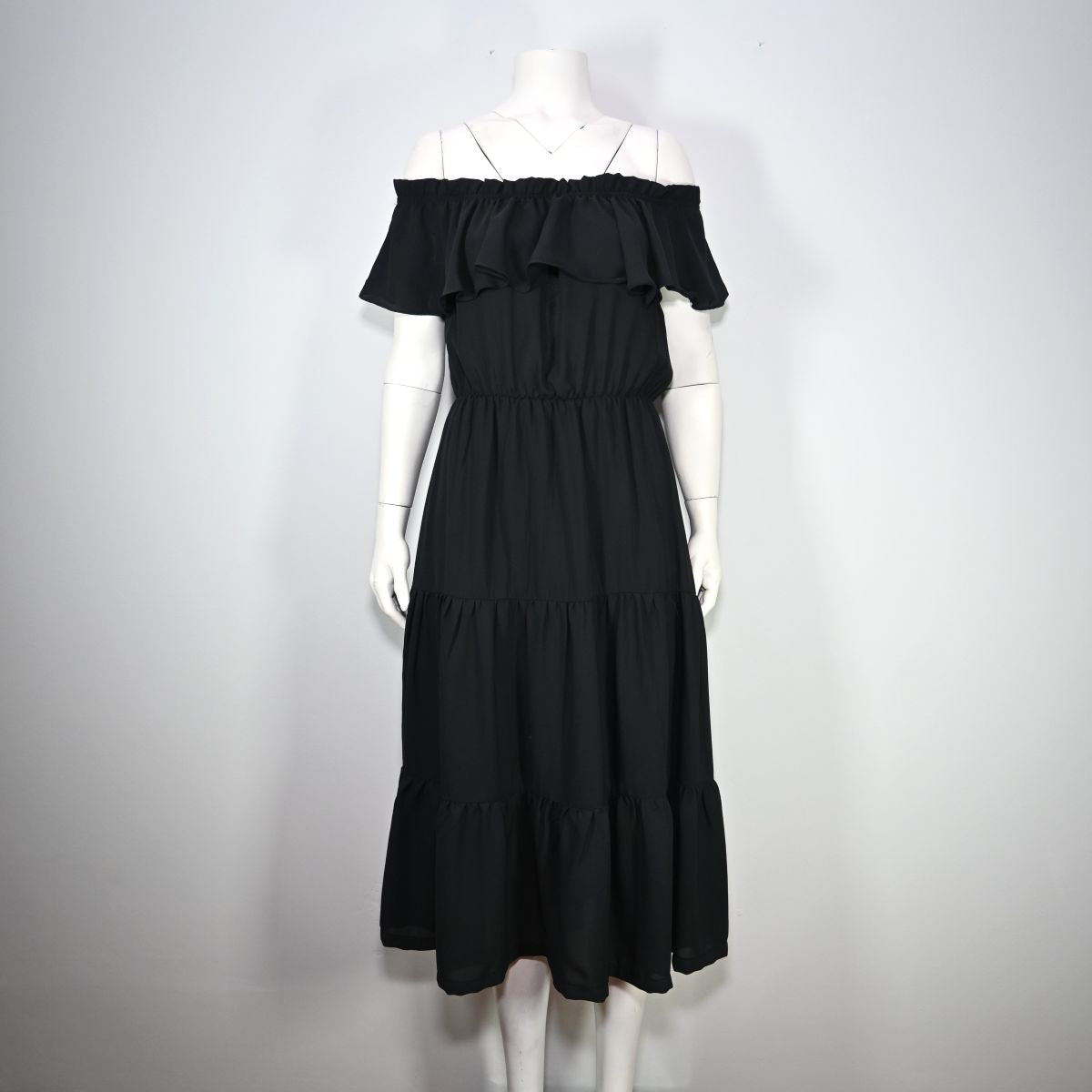 Vestido preto ombro a ombro