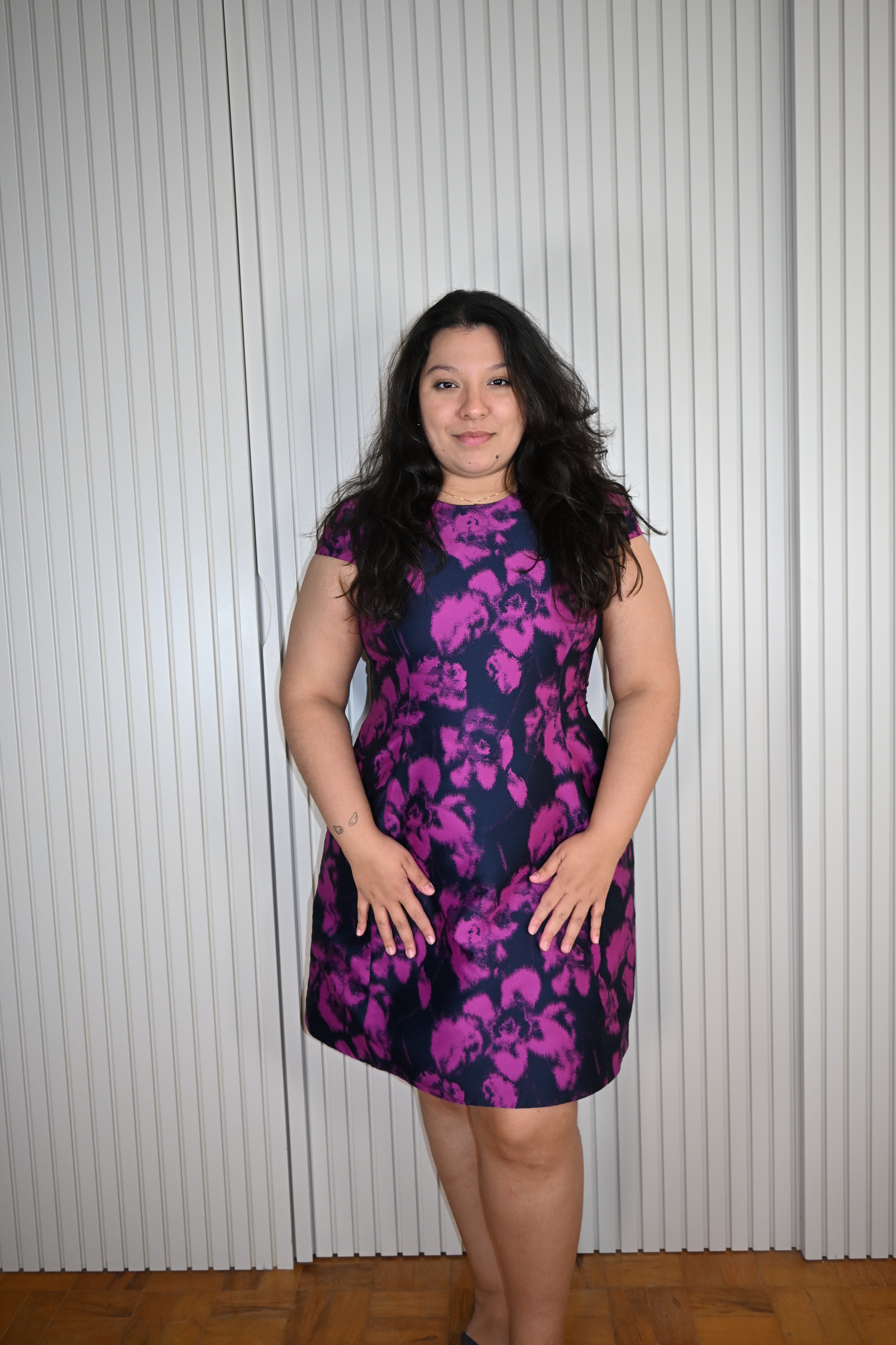 Vestido Curto Azul-Marinho com Floral Rosa