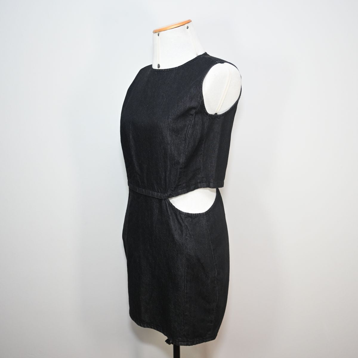 Vestido curto jeans com abertura lateral