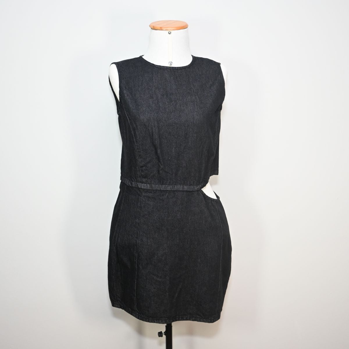 Vestido curto jeans com abertura lateral
