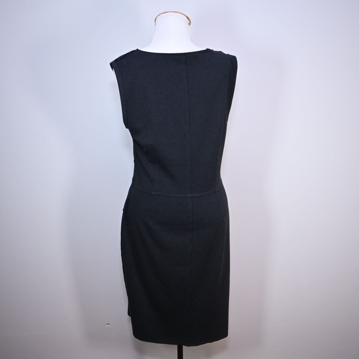 Vestido preto com recortes