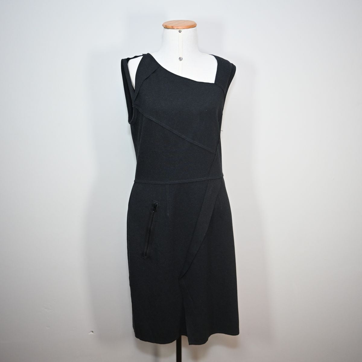 Vestido preto com recortes