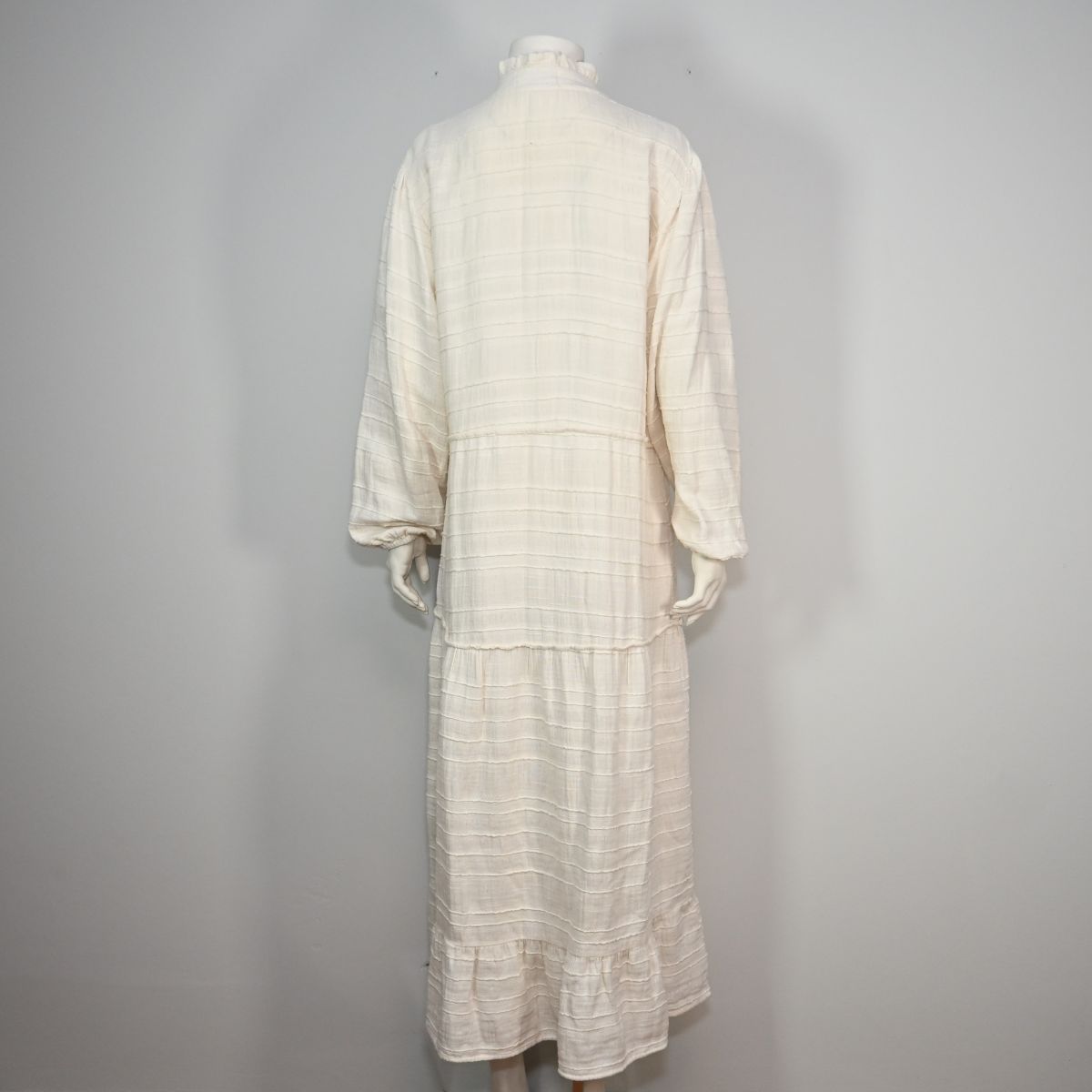 Vestido longo branco com botões marrons