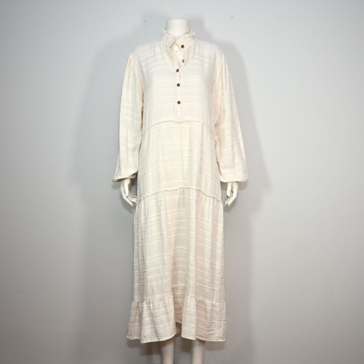 Vestido longo branco com botões marrons