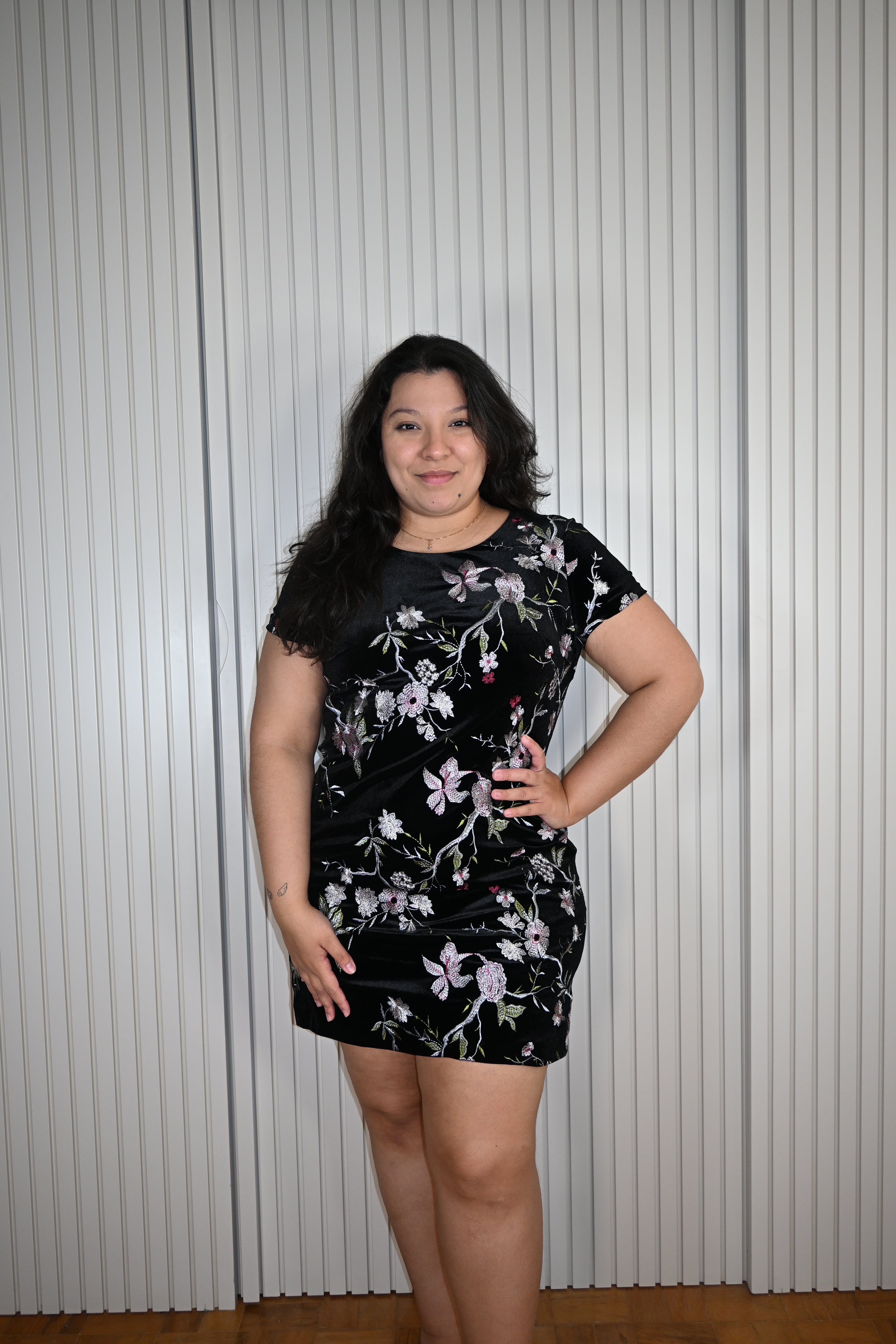 Vestido Curto Preto de Veludo com Bordado Floral