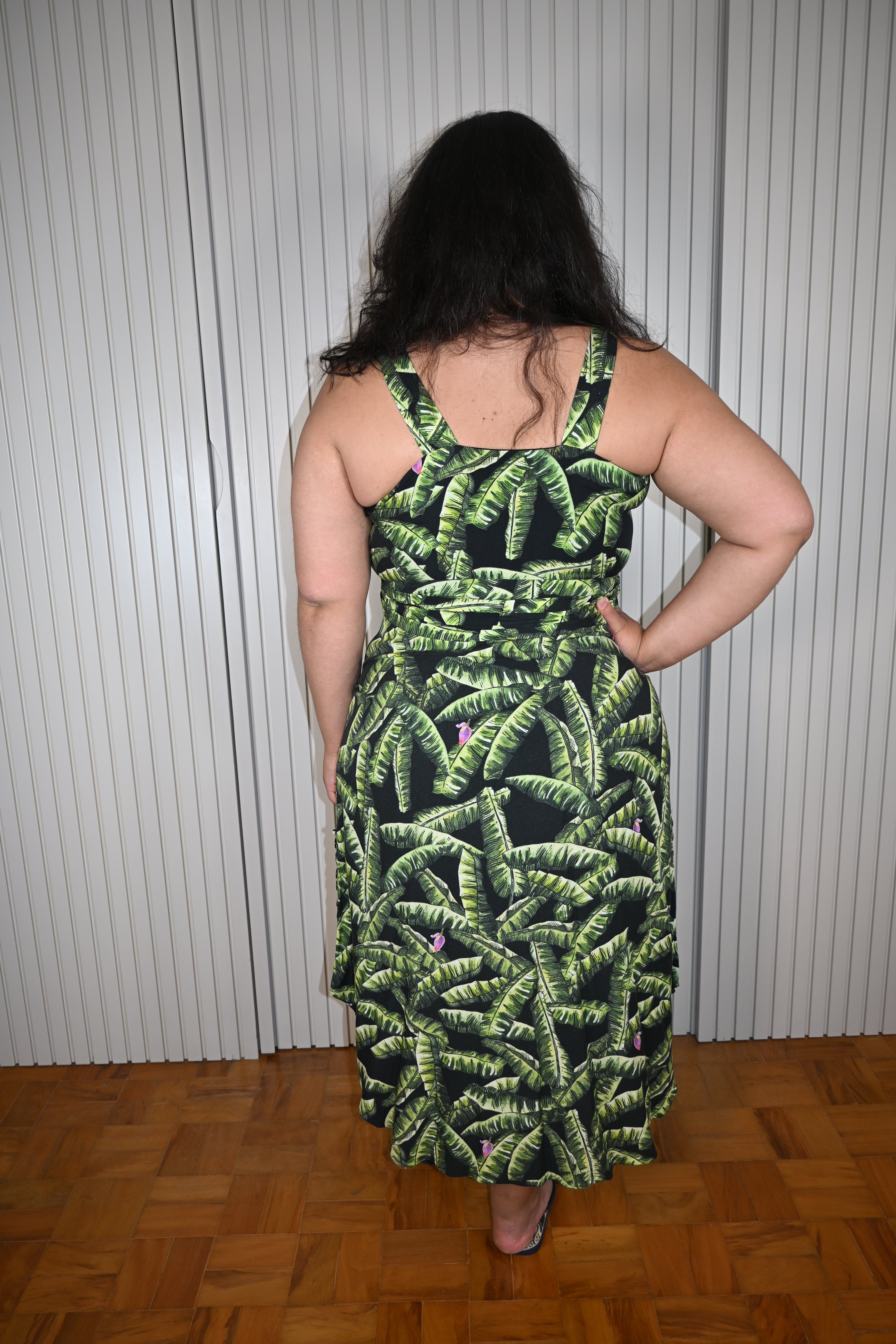 Vestido Midi Verde com Estampa de Folhagem