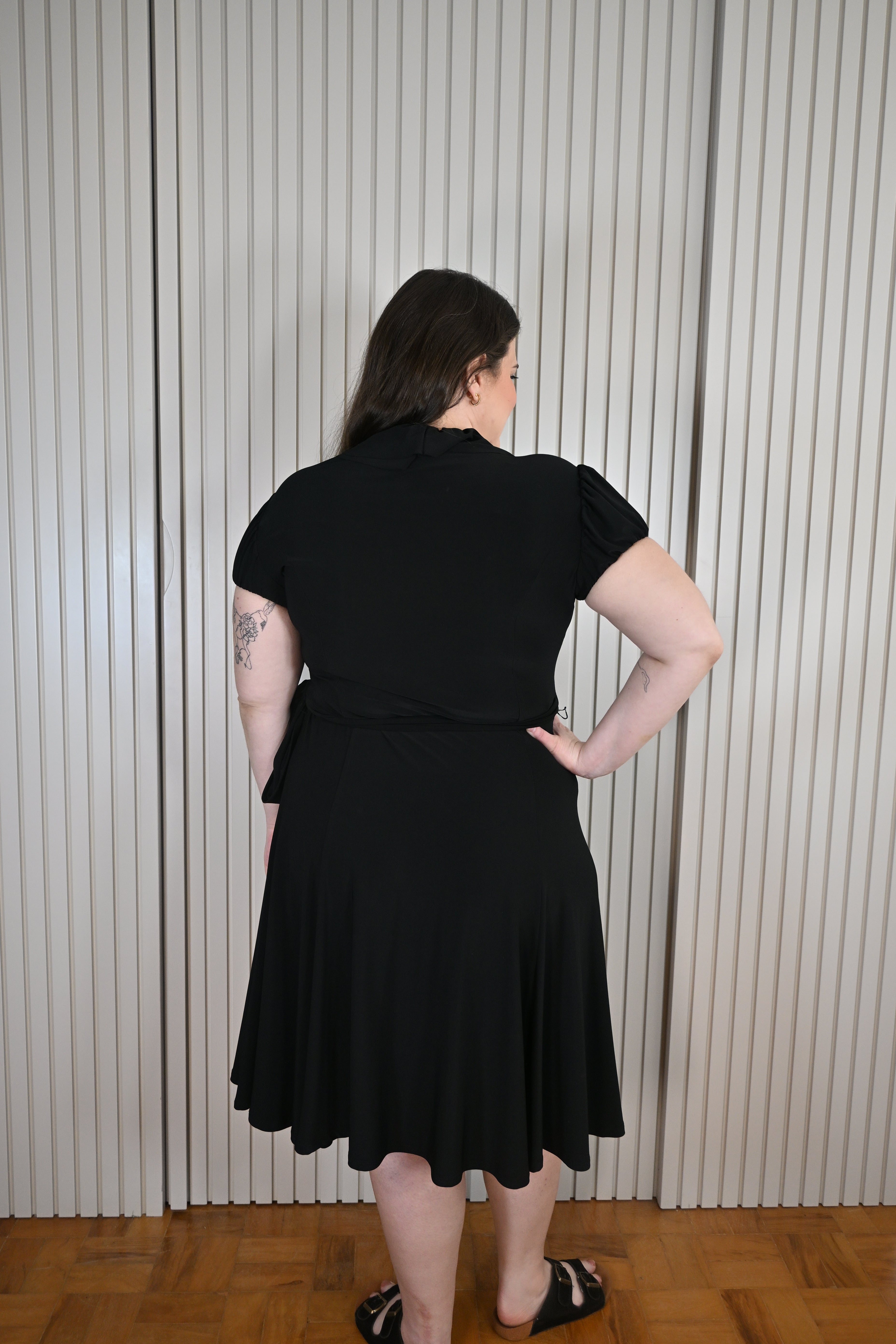 Vestido Curto Preto Envelope com Babado