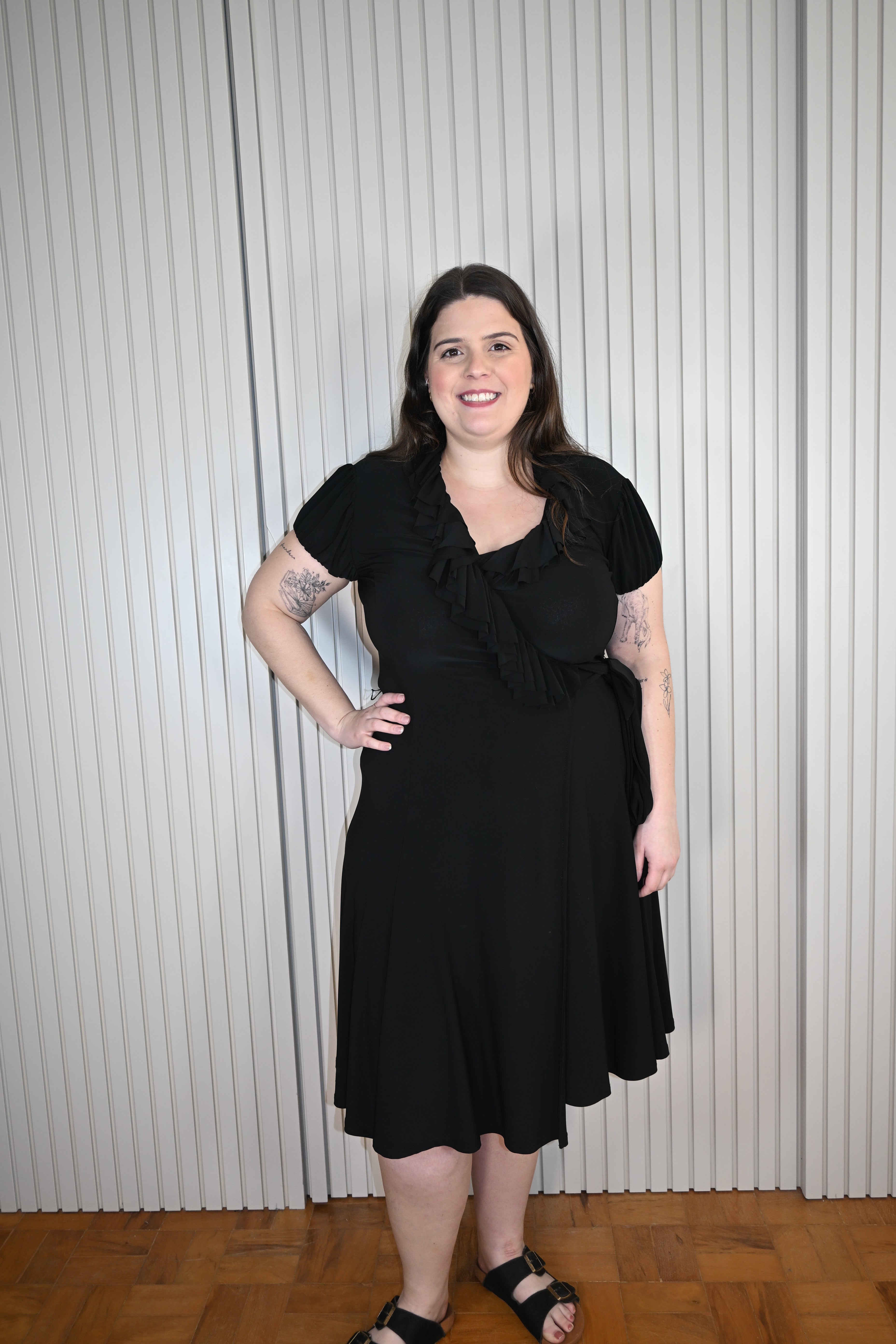 Vestido Curto Preto Envelope com Babado