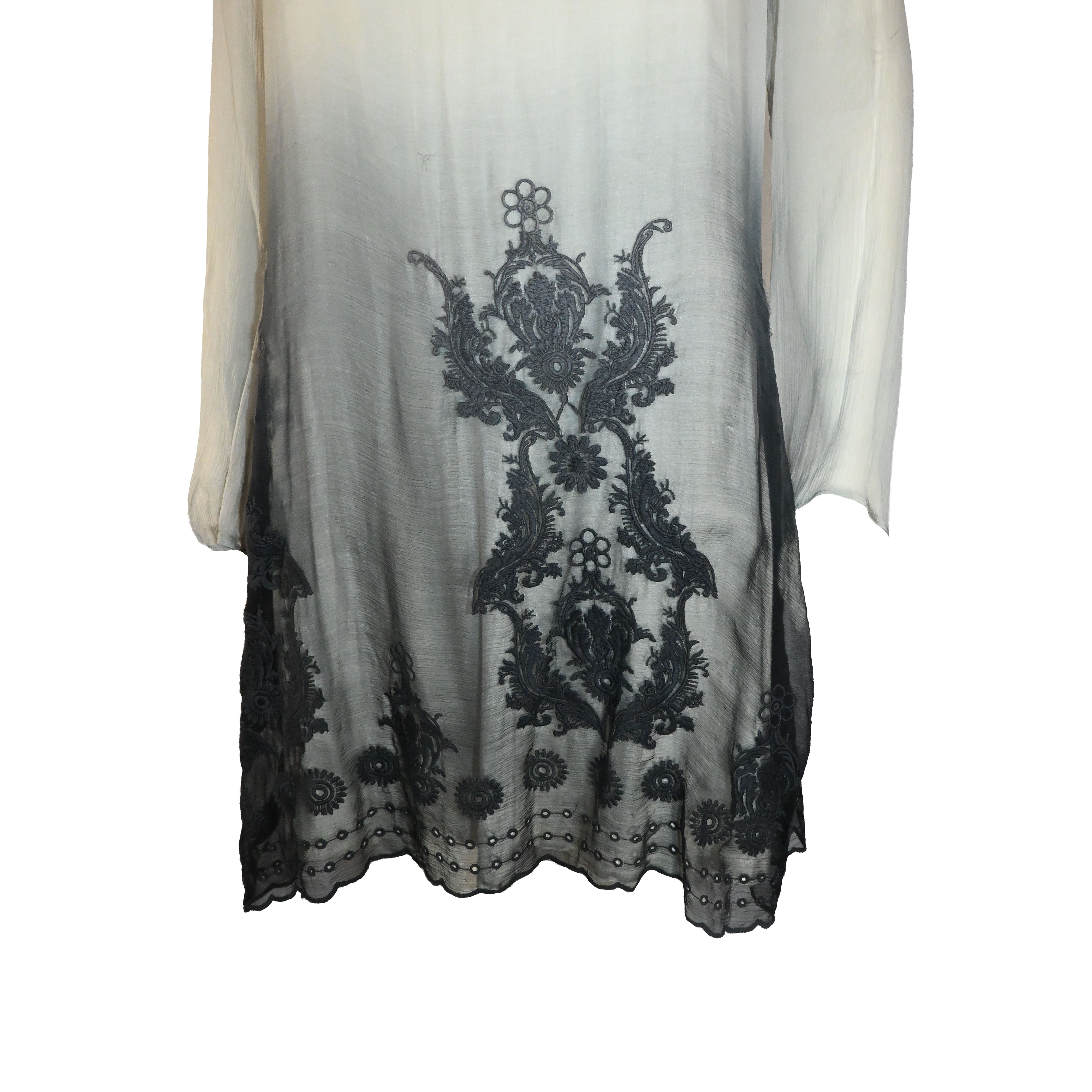 Vestido curto de seda cinza degradê