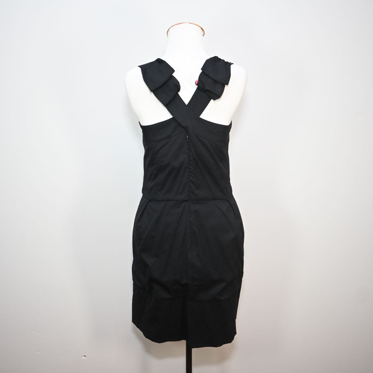 Vestido curto preto com alças cruzadas