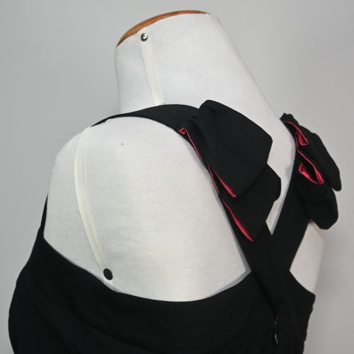 Vestido curto preto com alças cruzadas