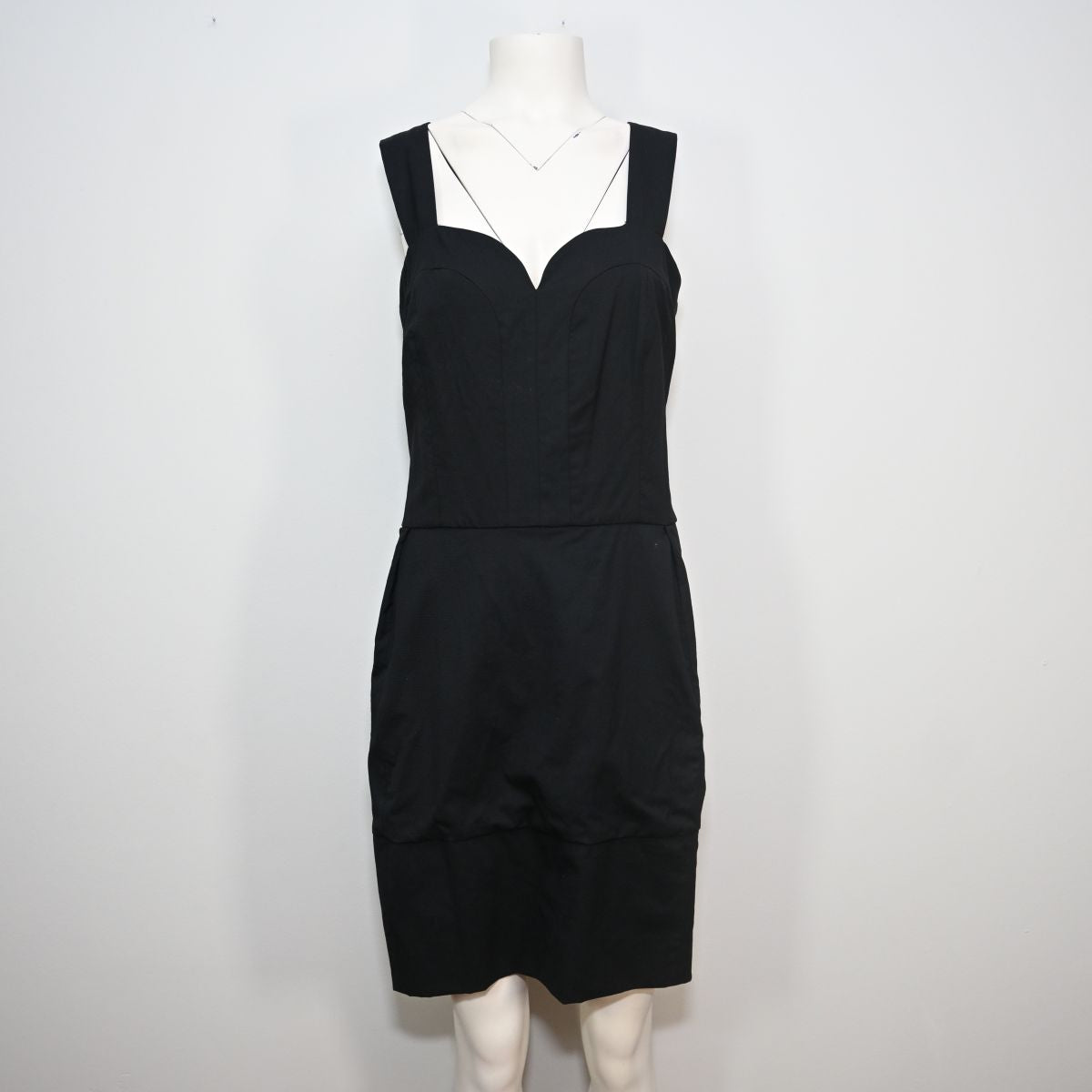Vestido curto preto com alças cruzadas