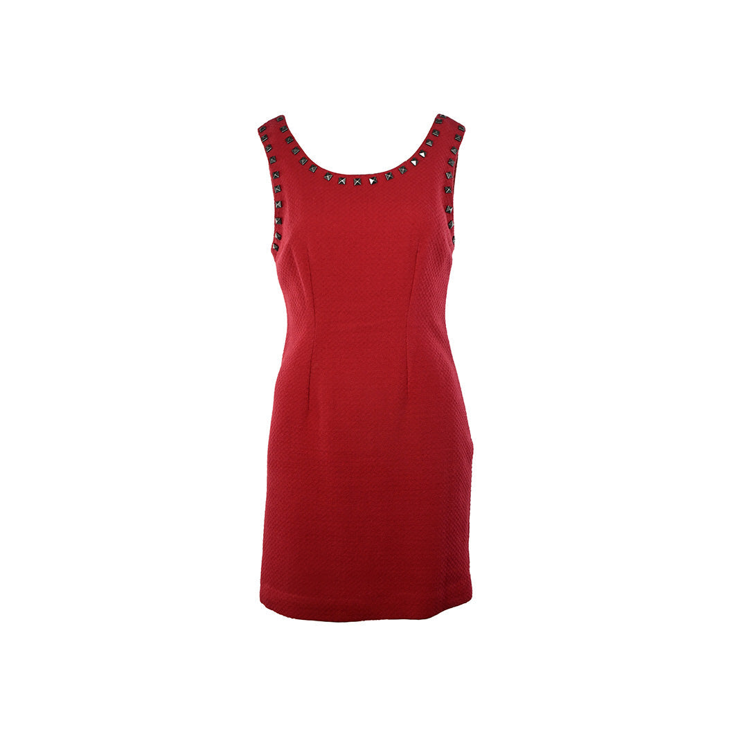 Vestido curto vinho com tachinhas