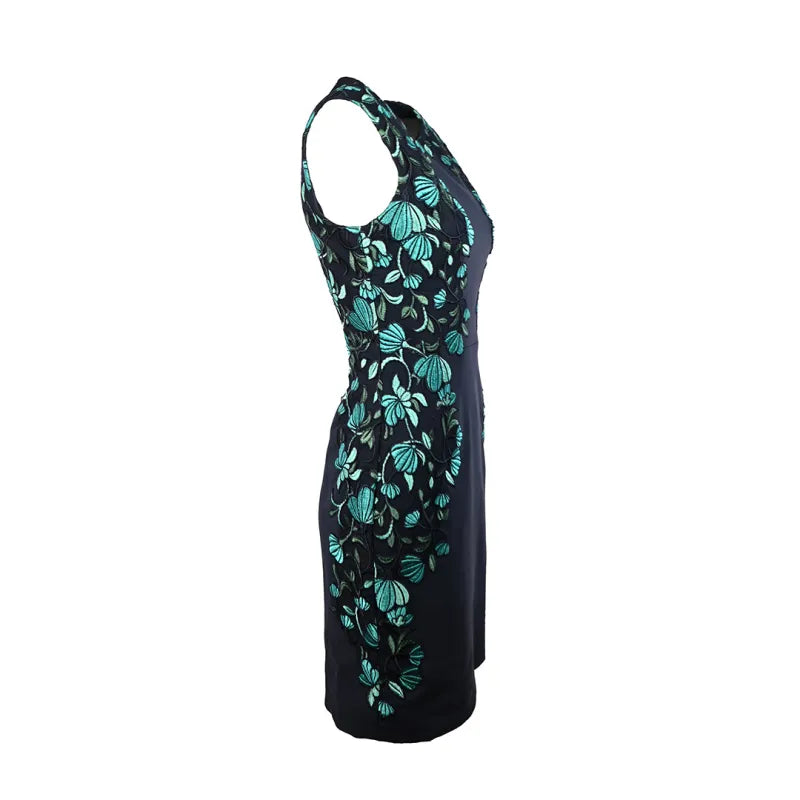 Vestido curto azul marinho com bordado floral
