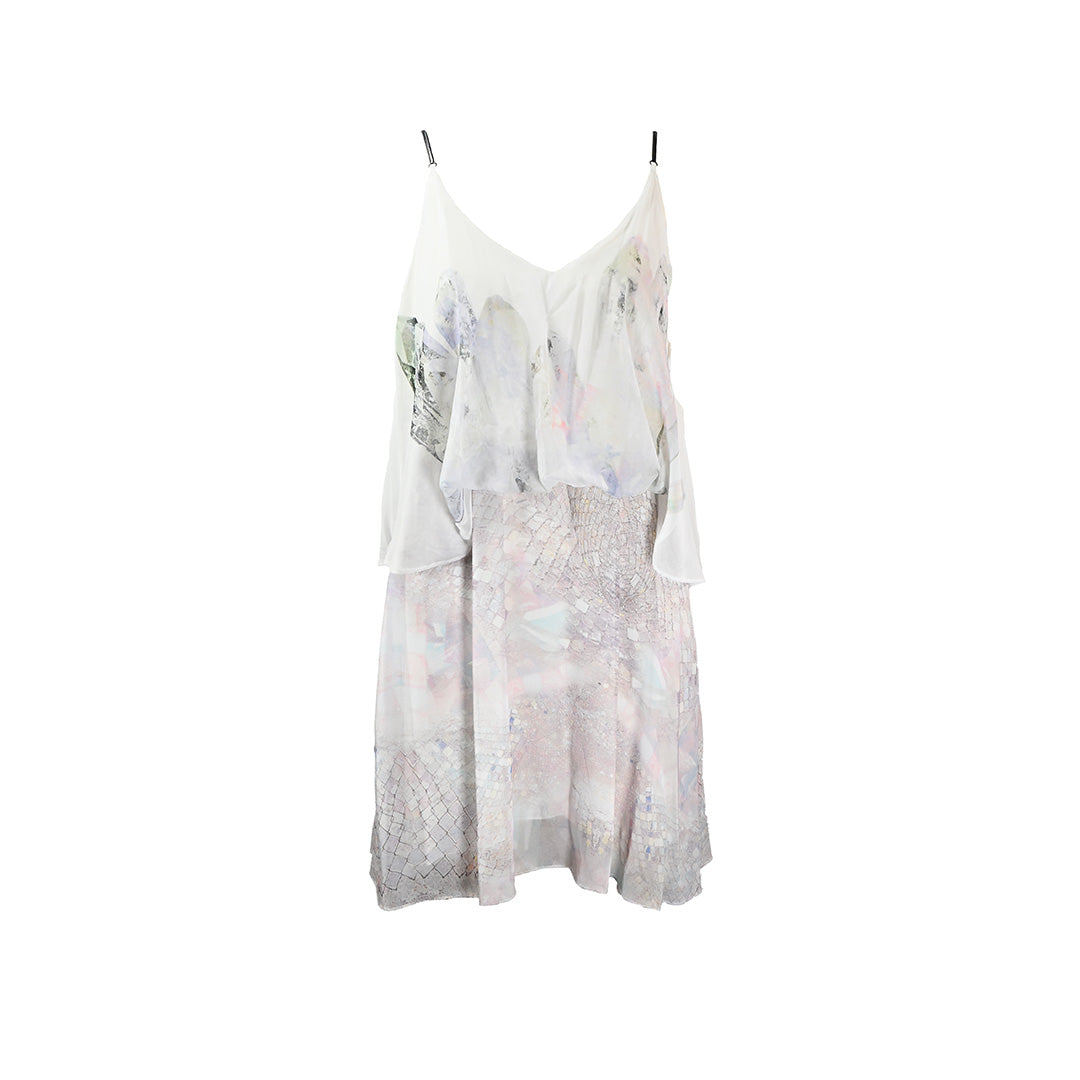 Vestido curto branco com estampa de cristais