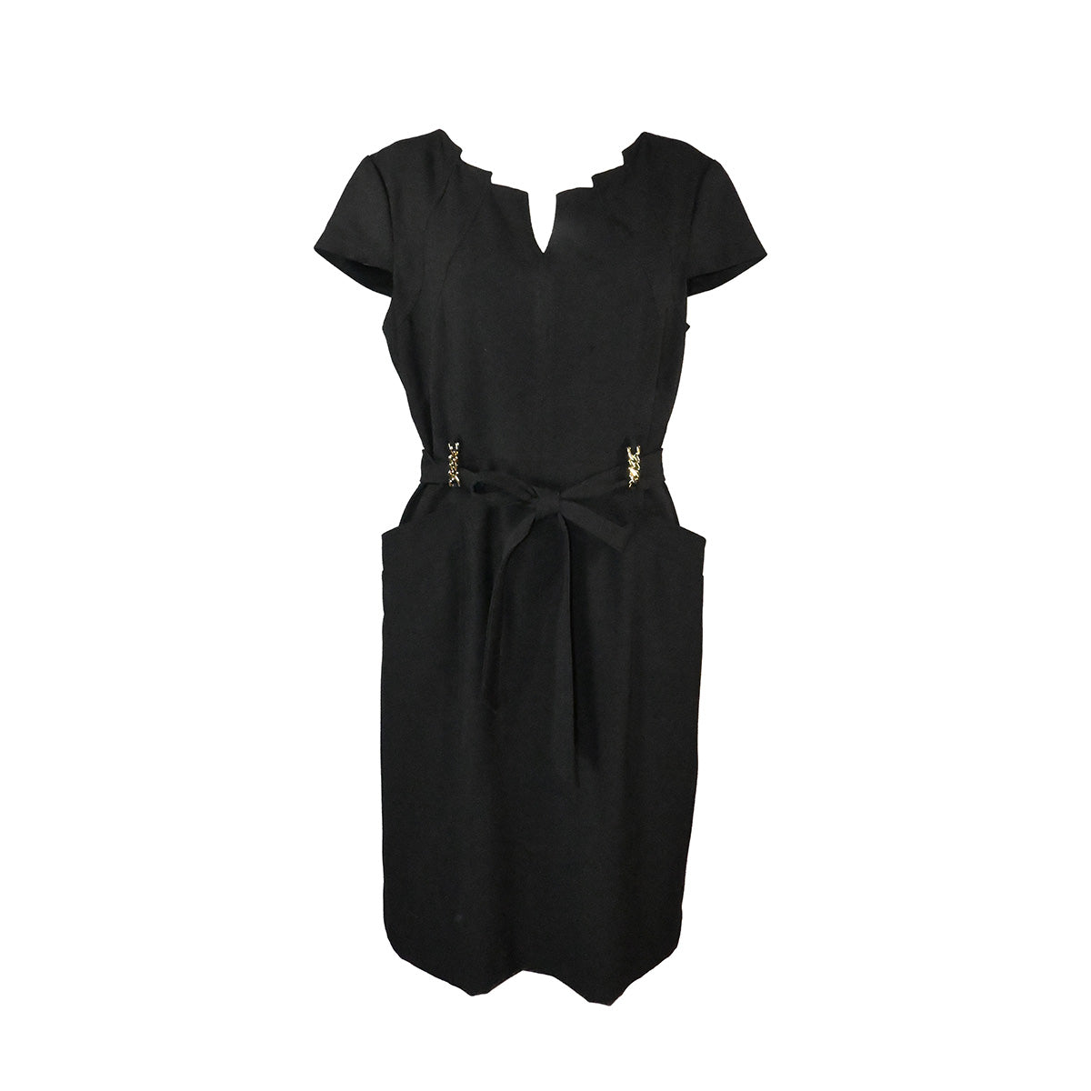 Vestido preto com decote geométrico