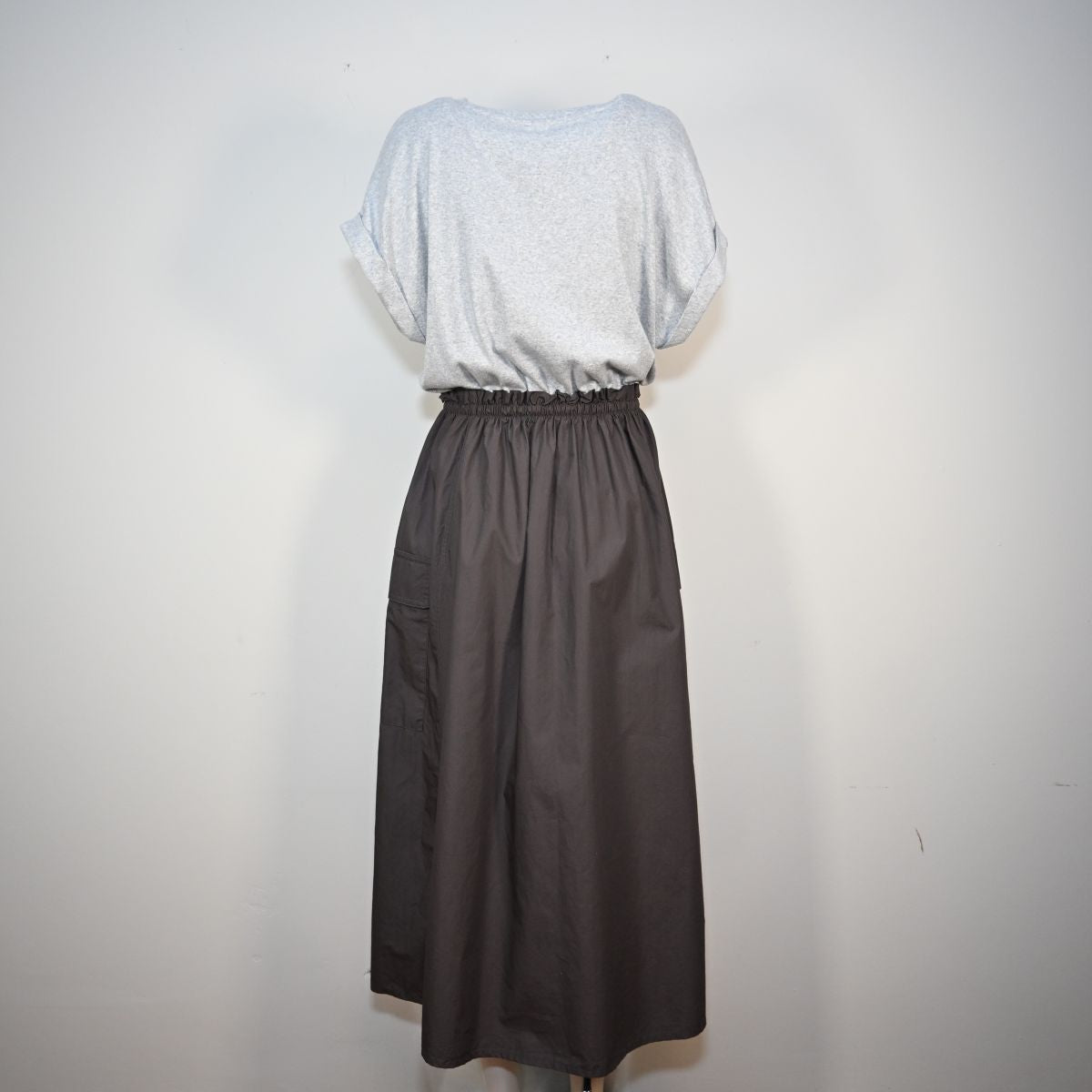 Vestido midi cinza e marrom
