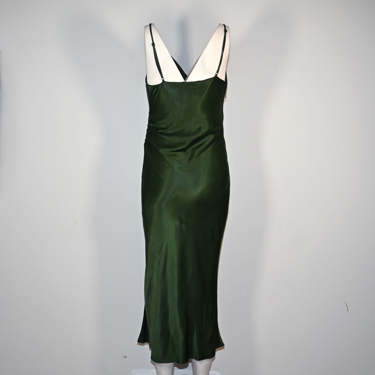 Vestido longo verde acetinado