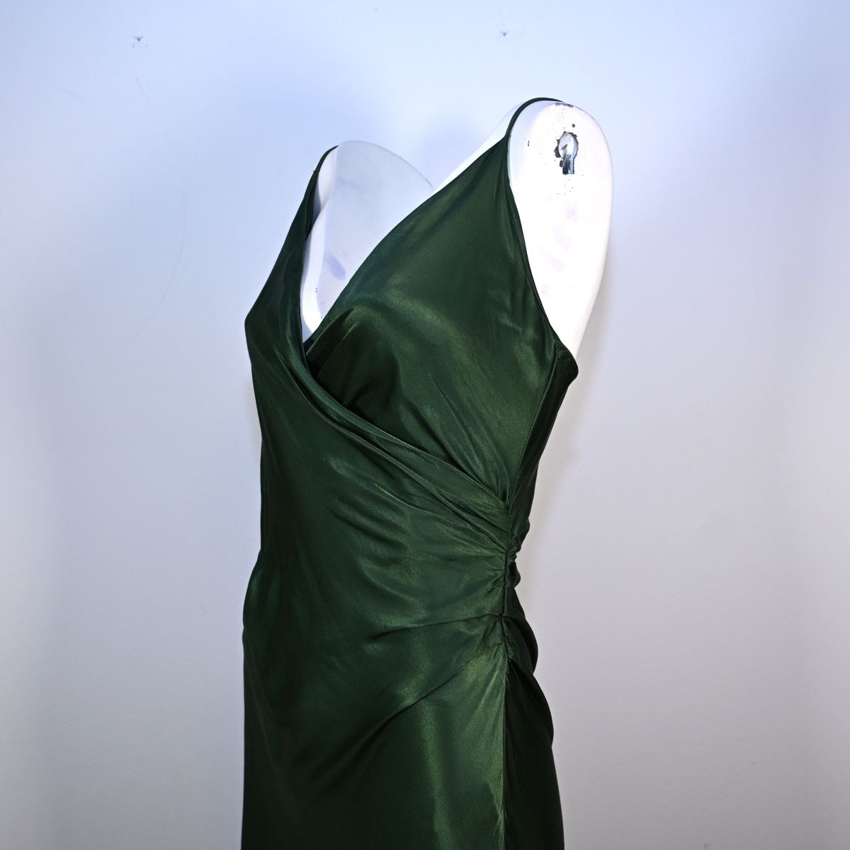 Vestido longo verde acetinado