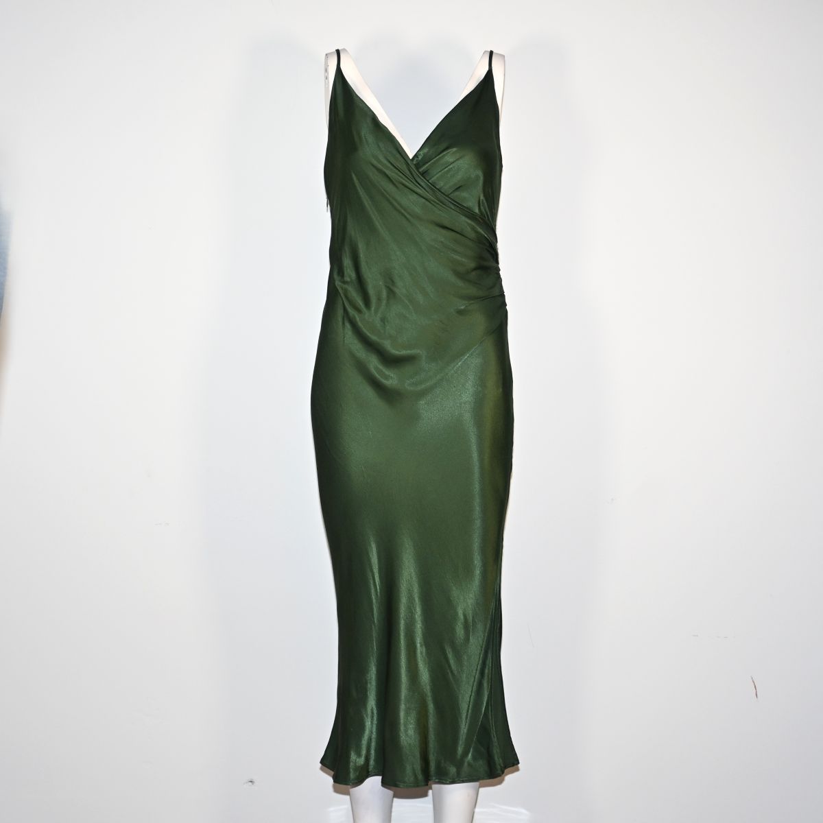 Vestido longo verde acetinado