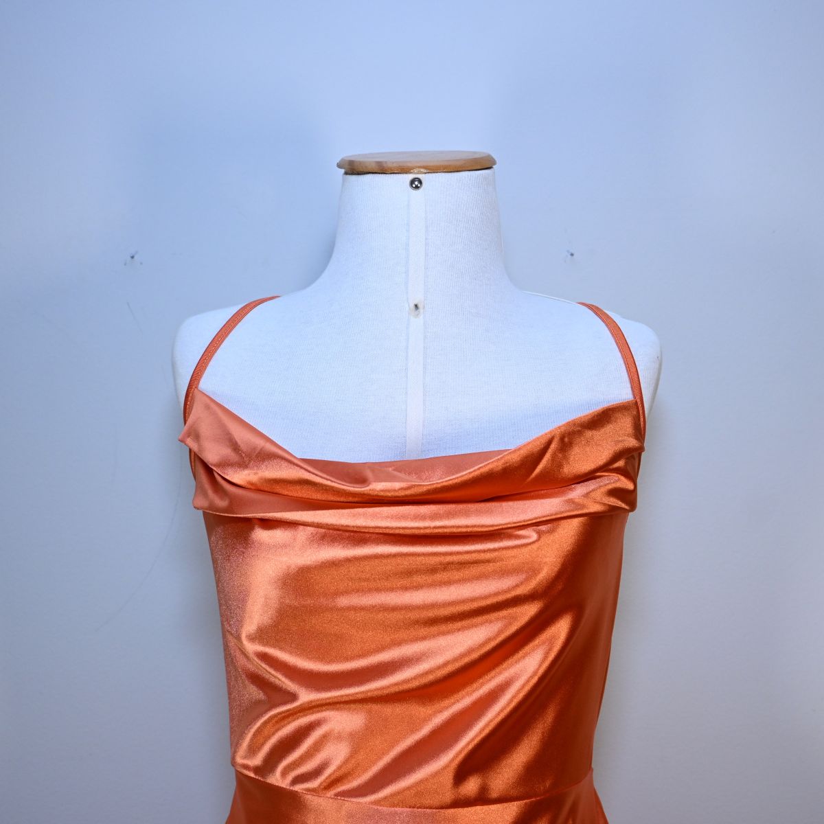 Vestido longo laranja acetinado