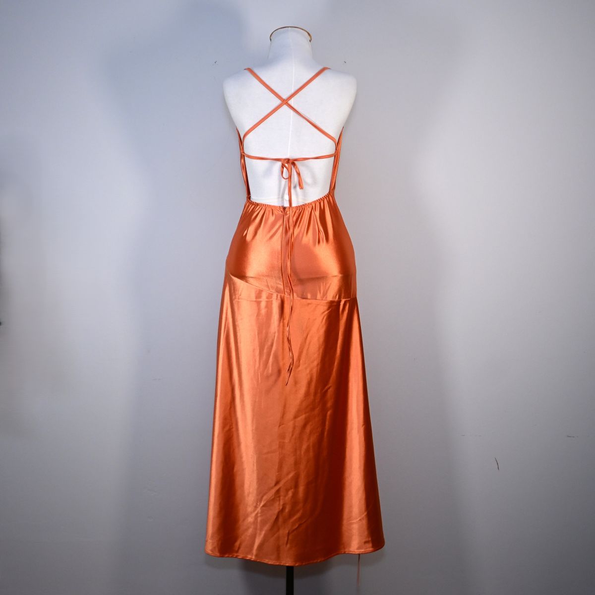 Vestido longo laranja acetinado