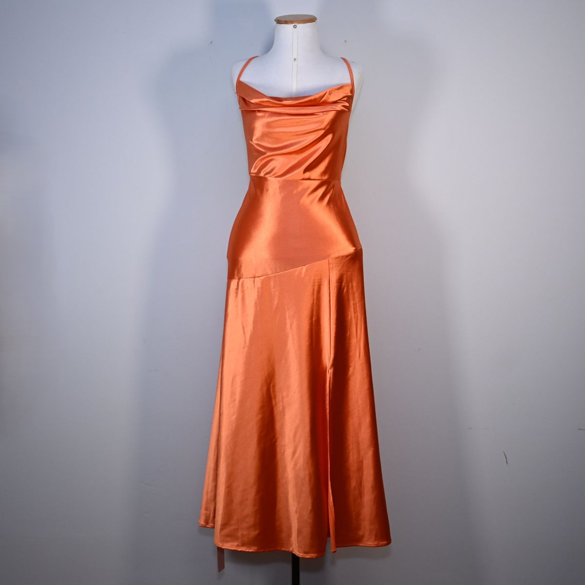 Vestido longo laranja acetinado