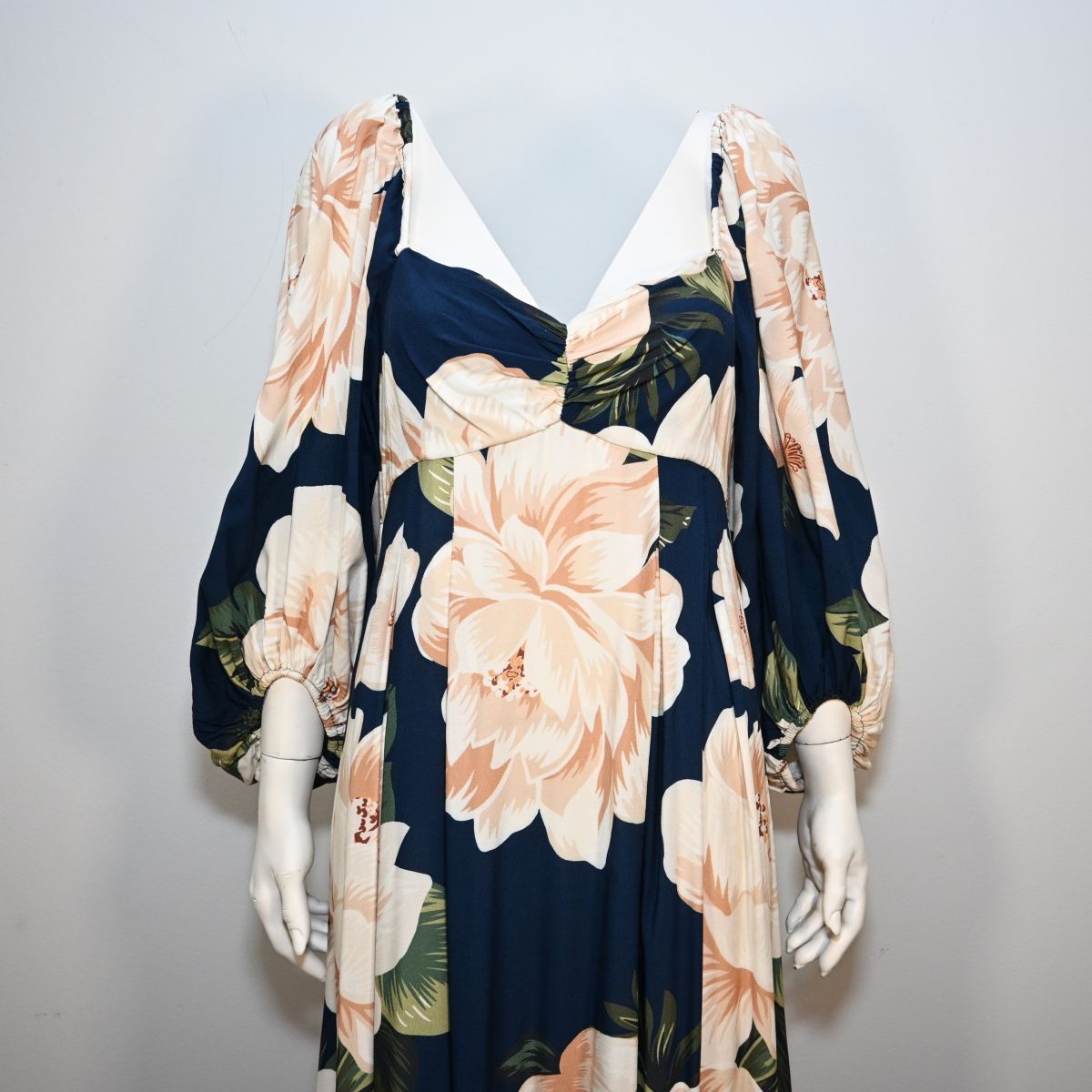 Vestido longo azul marinho floral