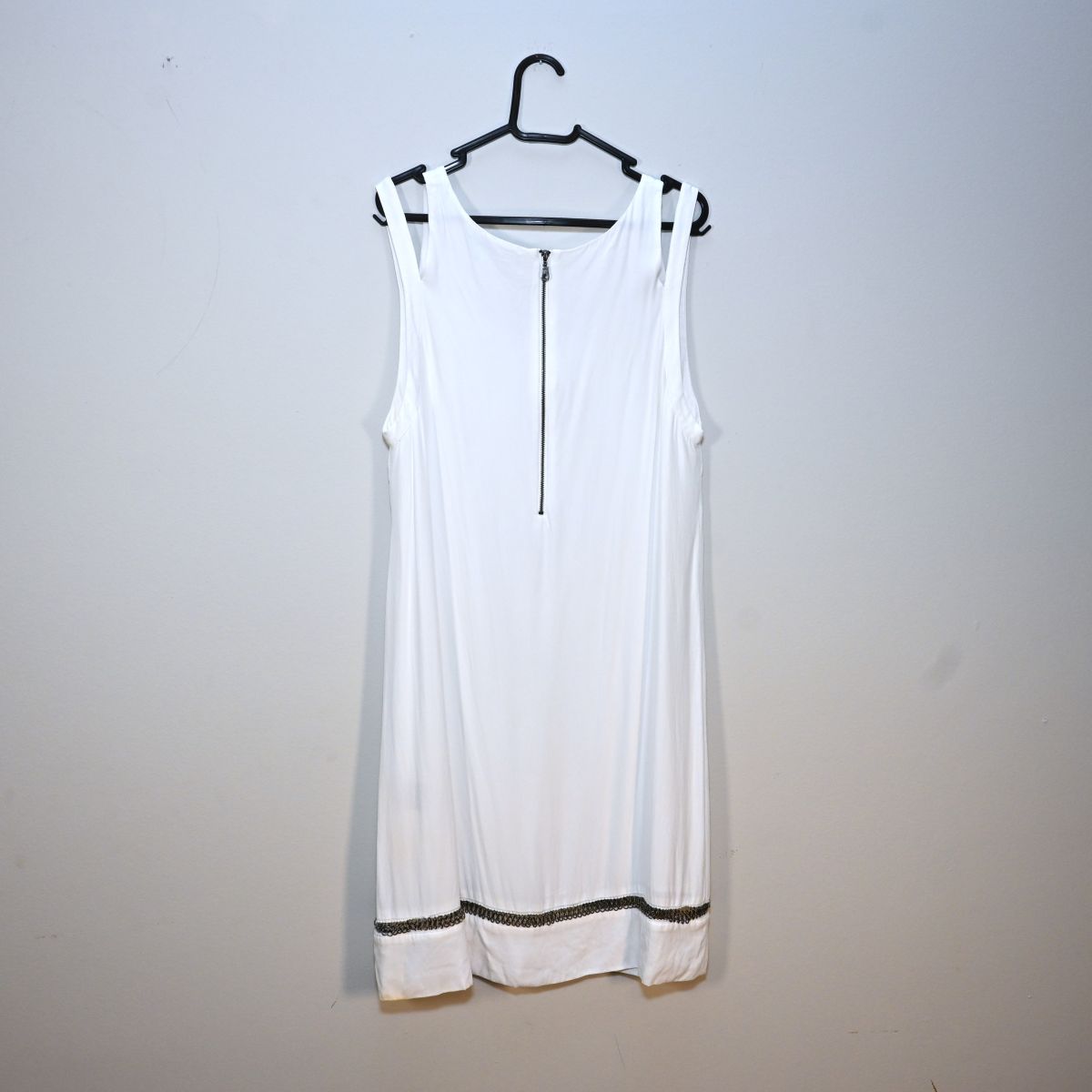 Vestido curto branco com detalhe de corrente