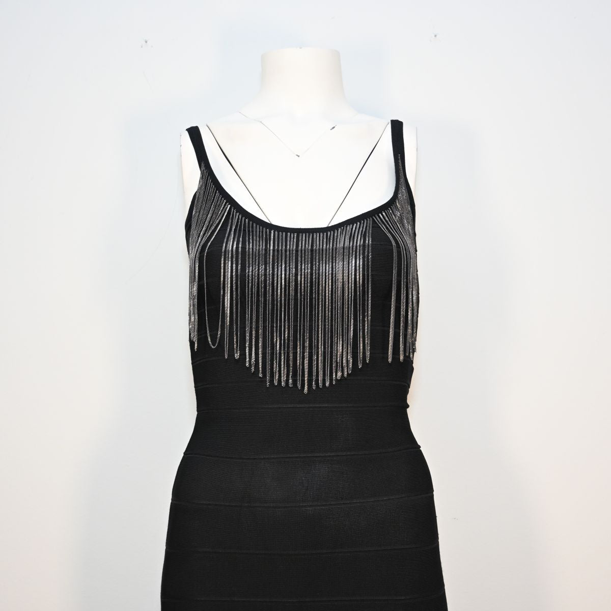 Vestido curto preto com correntes