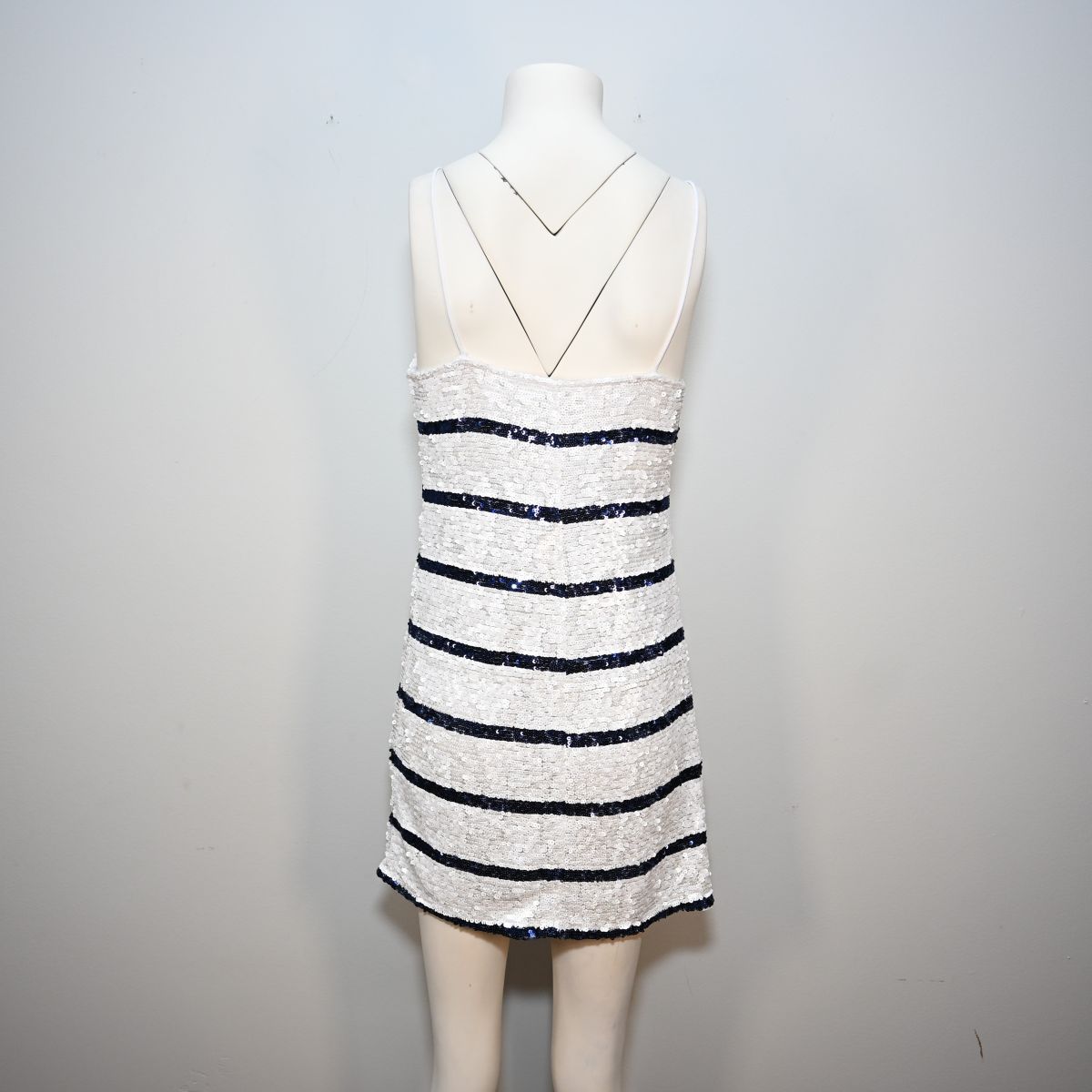 Vestido curto branco listrado de paetê