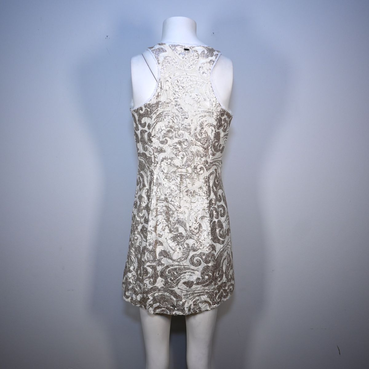 Vestido curto branco de renda com paetê