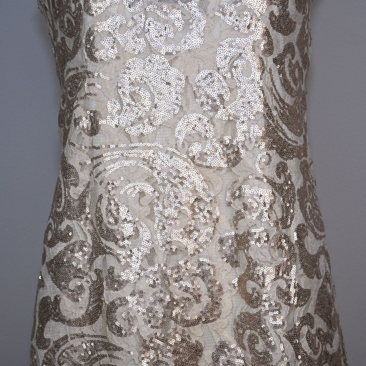 Vestido curto branco de renda com paetê