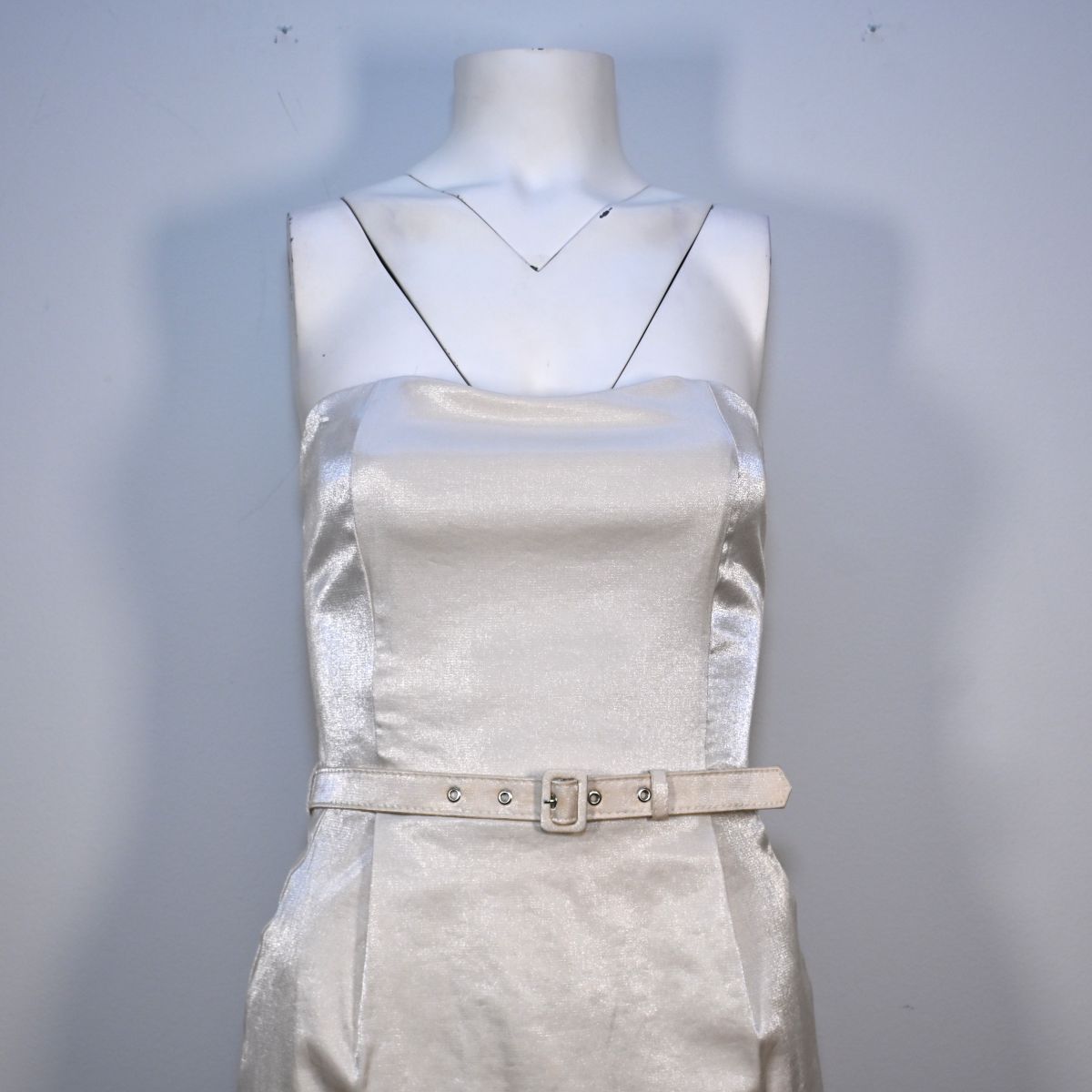 Vestido curto tomara-que-caia branco perolado