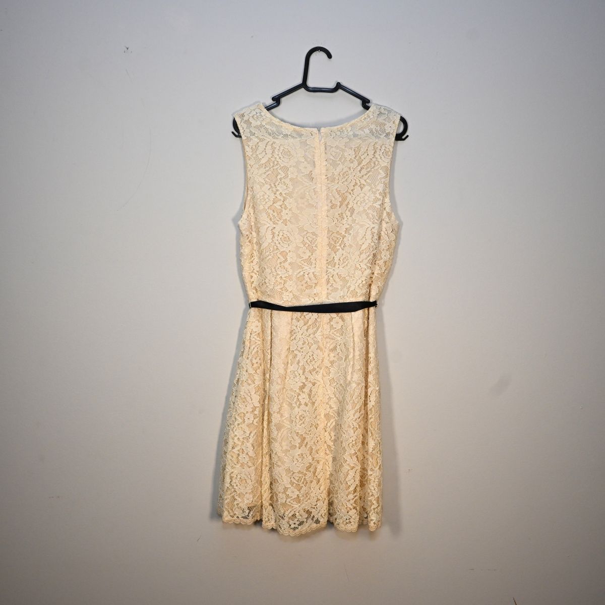 Vestido branco de renda com fita preta