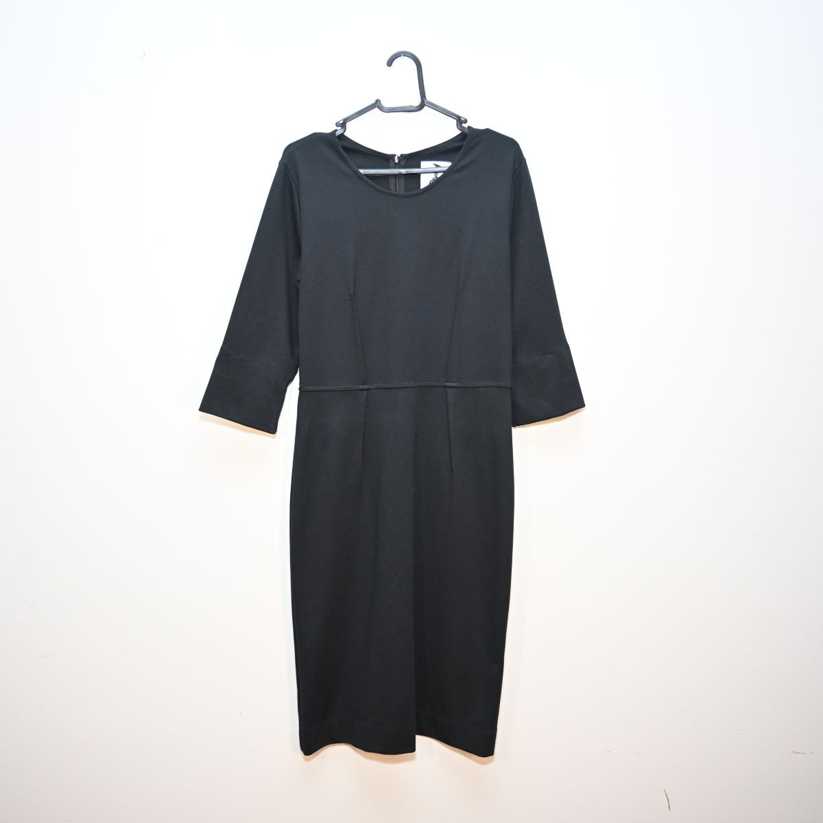 Vestido preto com manga 3/4