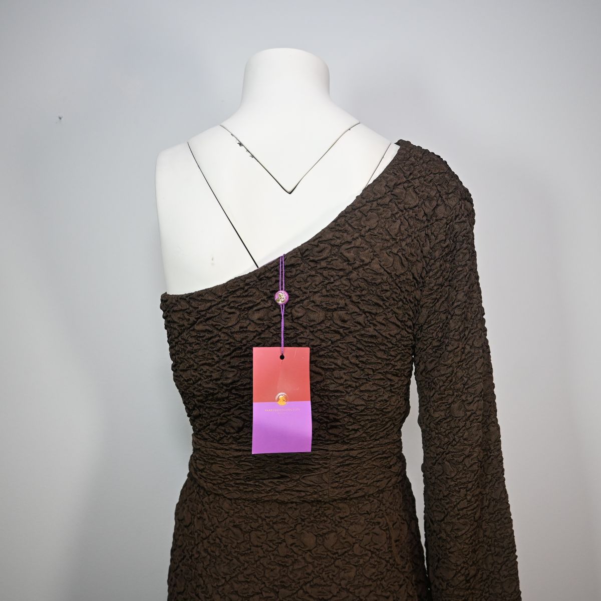 Vestido longo marrom com um ombro só