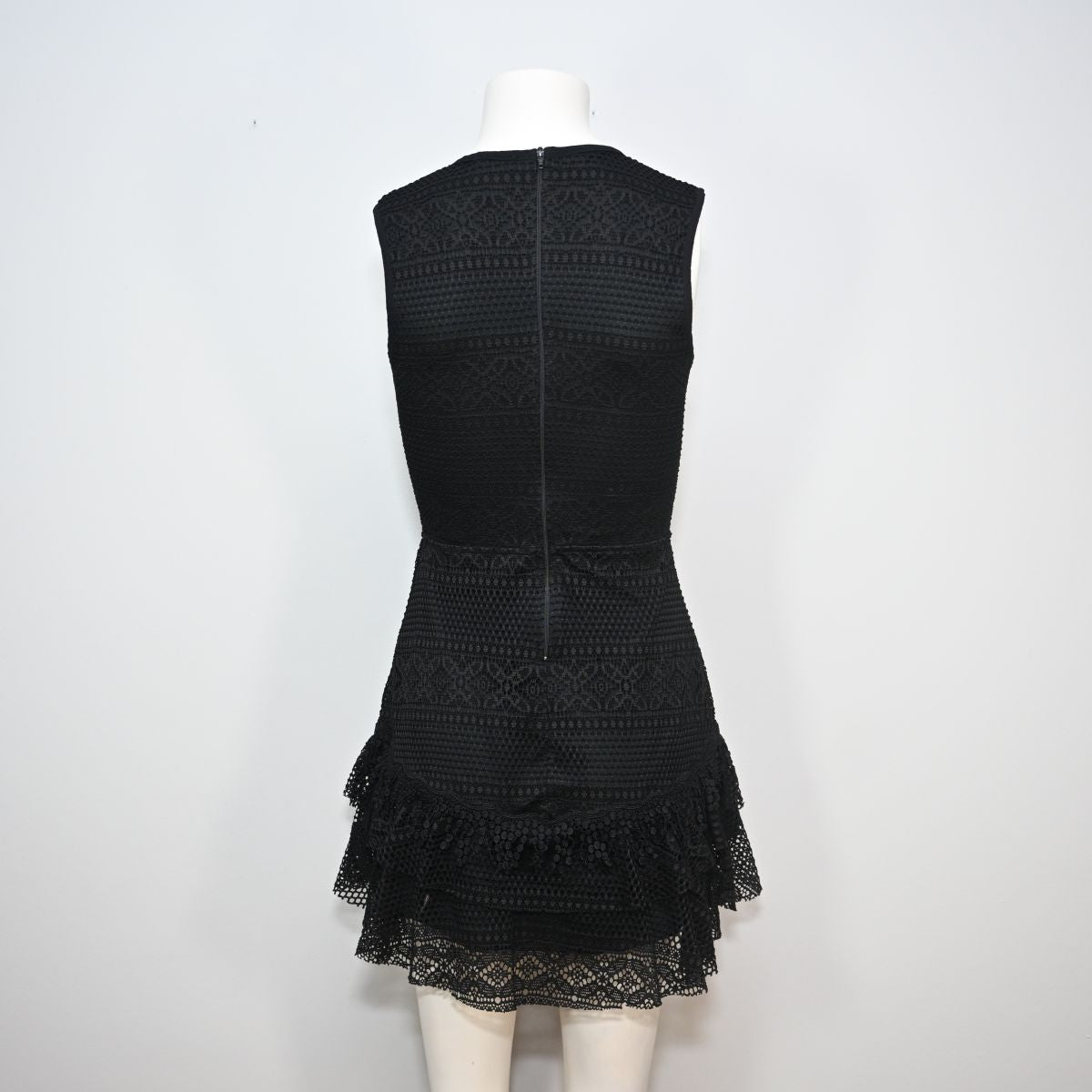 Vestido curto de renda preta com amarração no busto