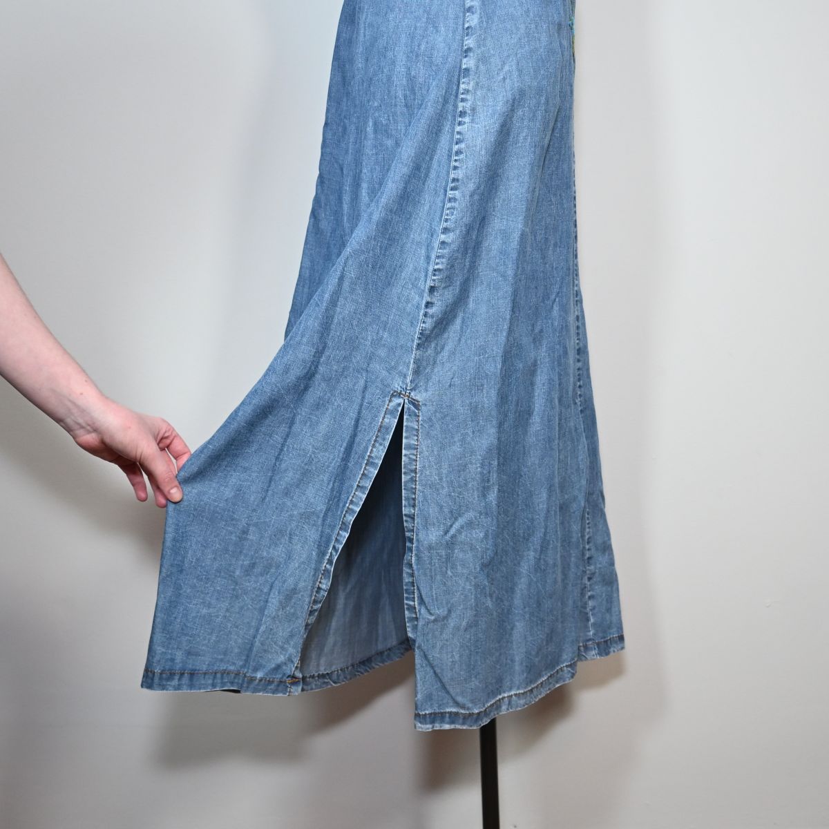Vestido jeans com bordado floral