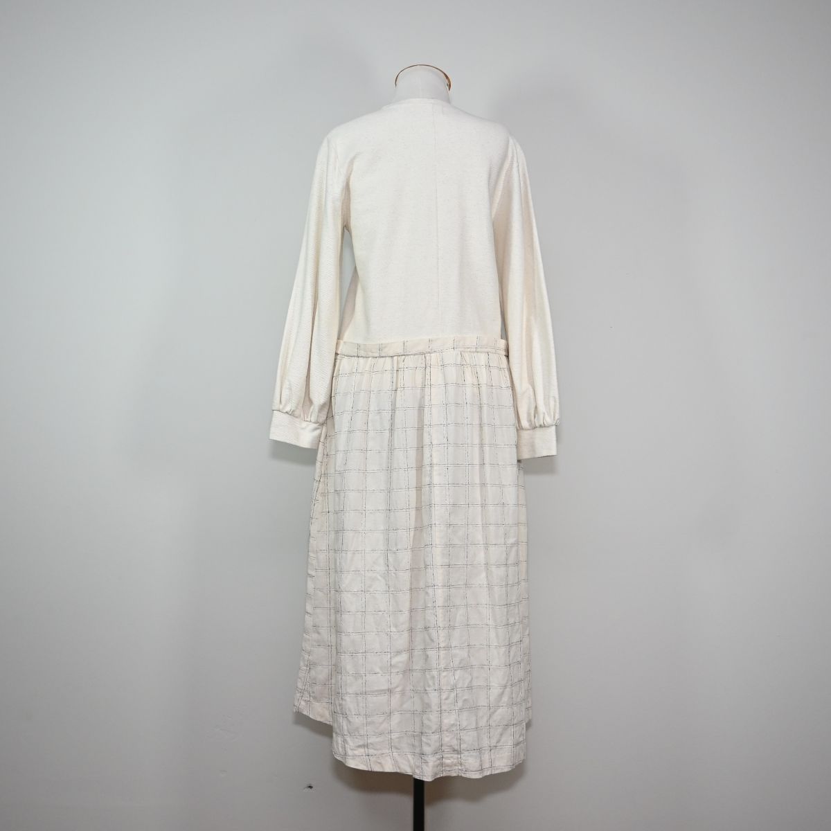 Vestido branco de manga longa com saia xadrez