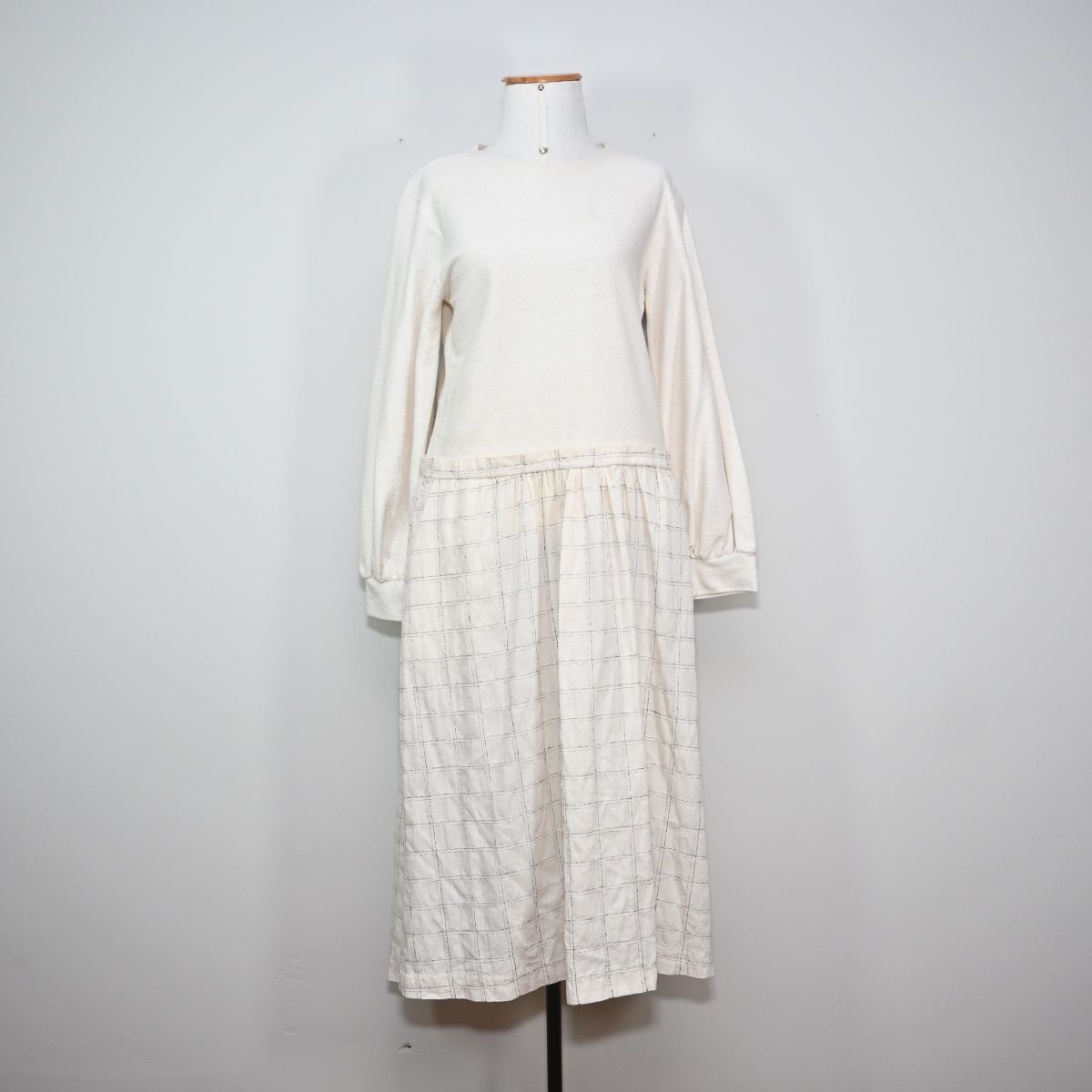 Vestido branco de manga longa com saia xadrez