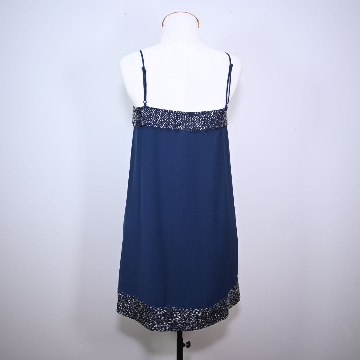 Vestido curto azul marinho com miçangas pratas