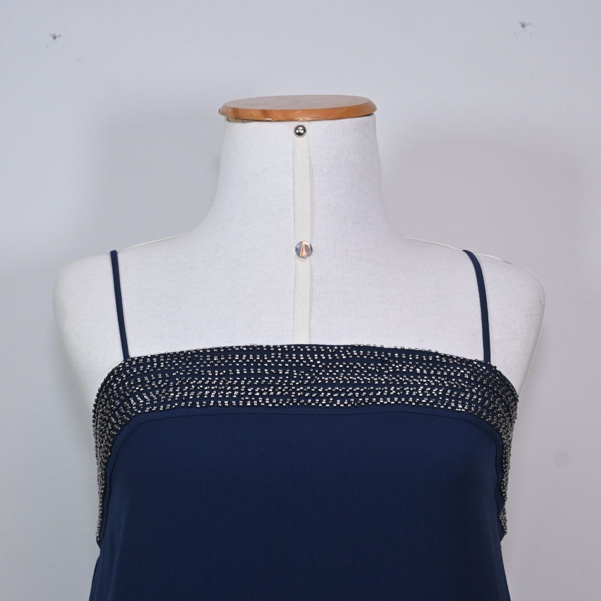 Vestido curto azul marinho com miçangas pratas